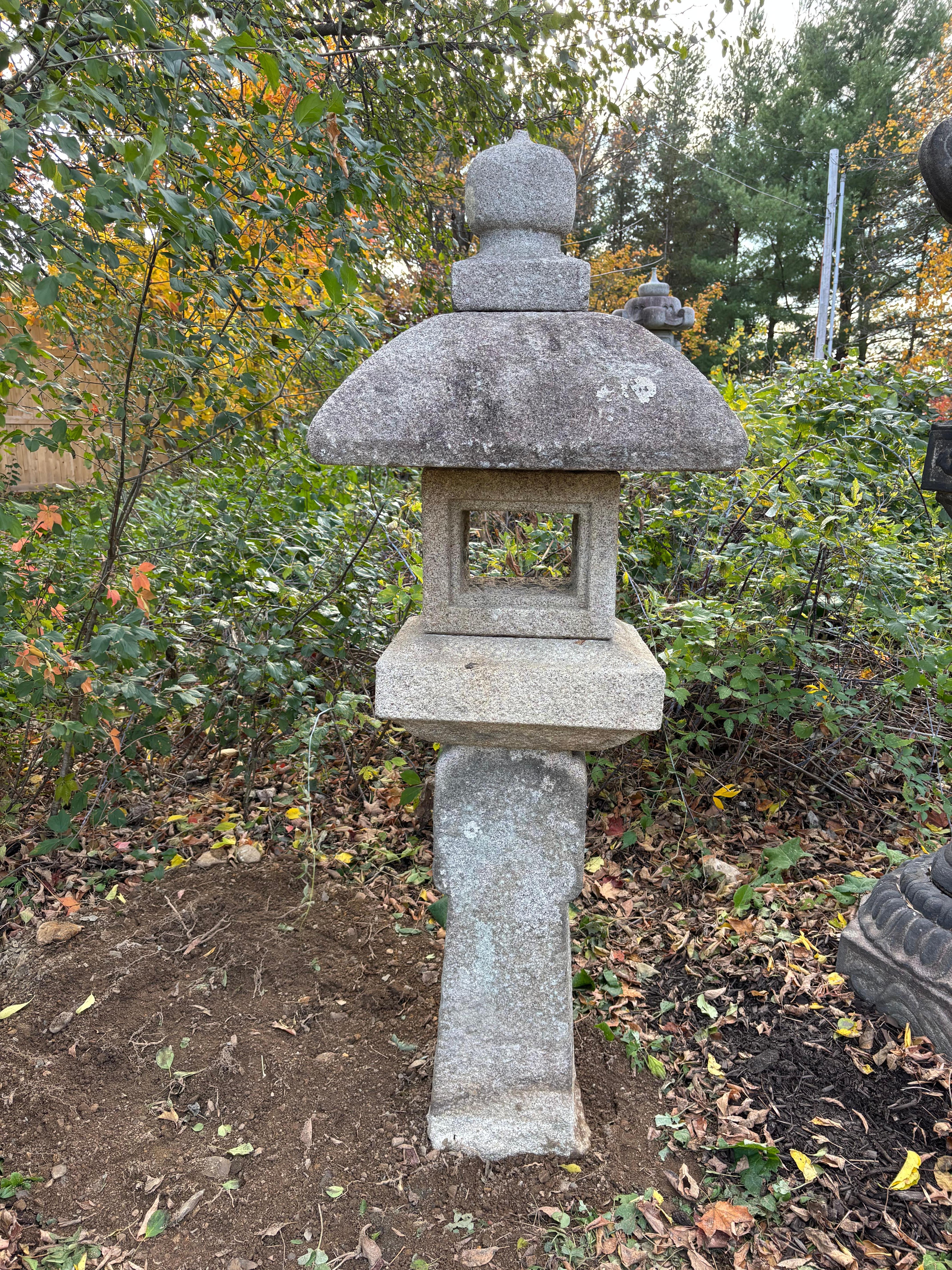 Taisho Grande lanterne Oribe ancienne japonaise sculptée à la main de 84 pouces en vente