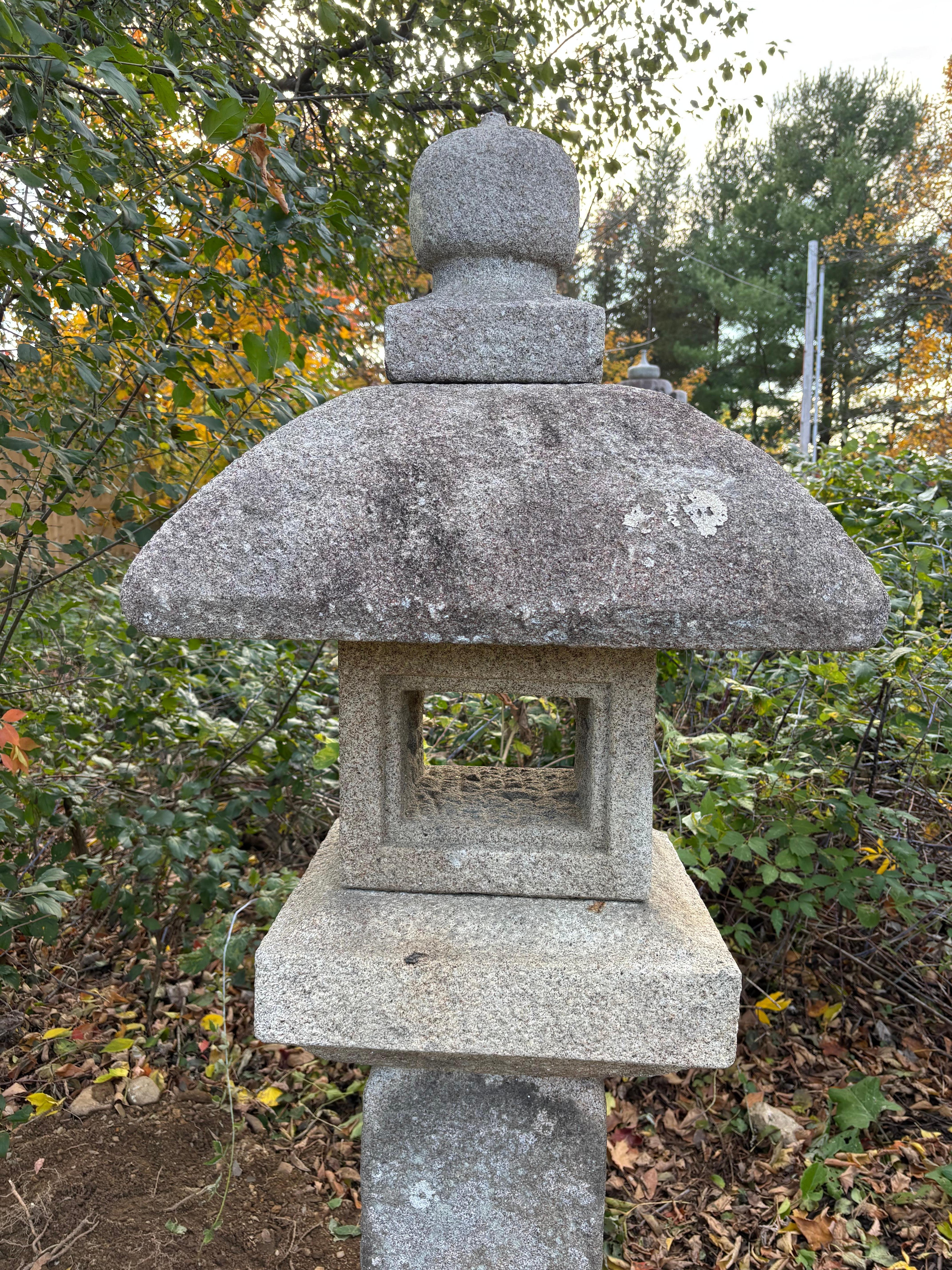 Japonais Grande lanterne Oribe ancienne japonaise sculptée à la main de 84 pouces en vente