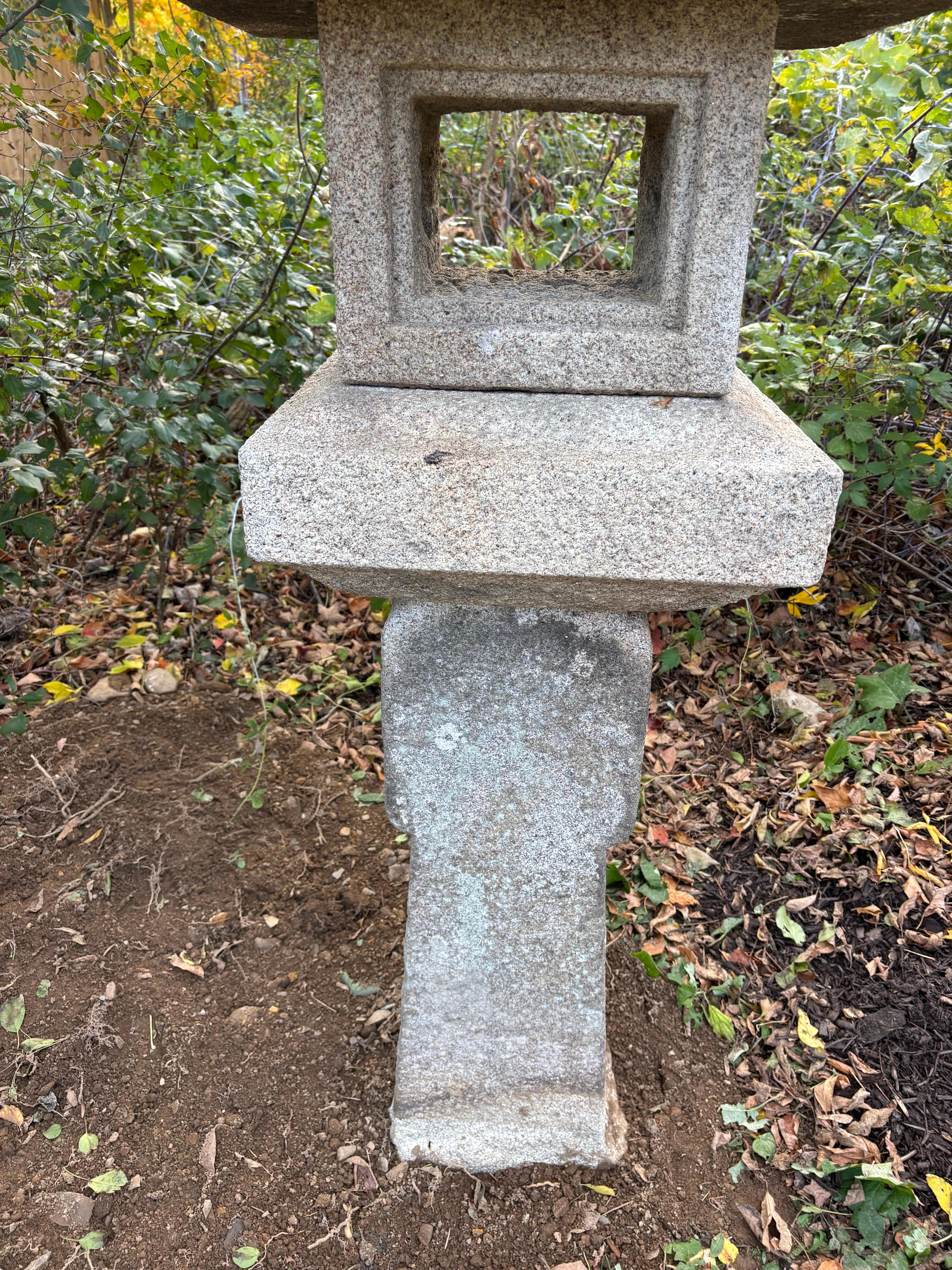 Fait main Grande lanterne Oribe ancienne japonaise sculptée à la main de 84 pouces en vente