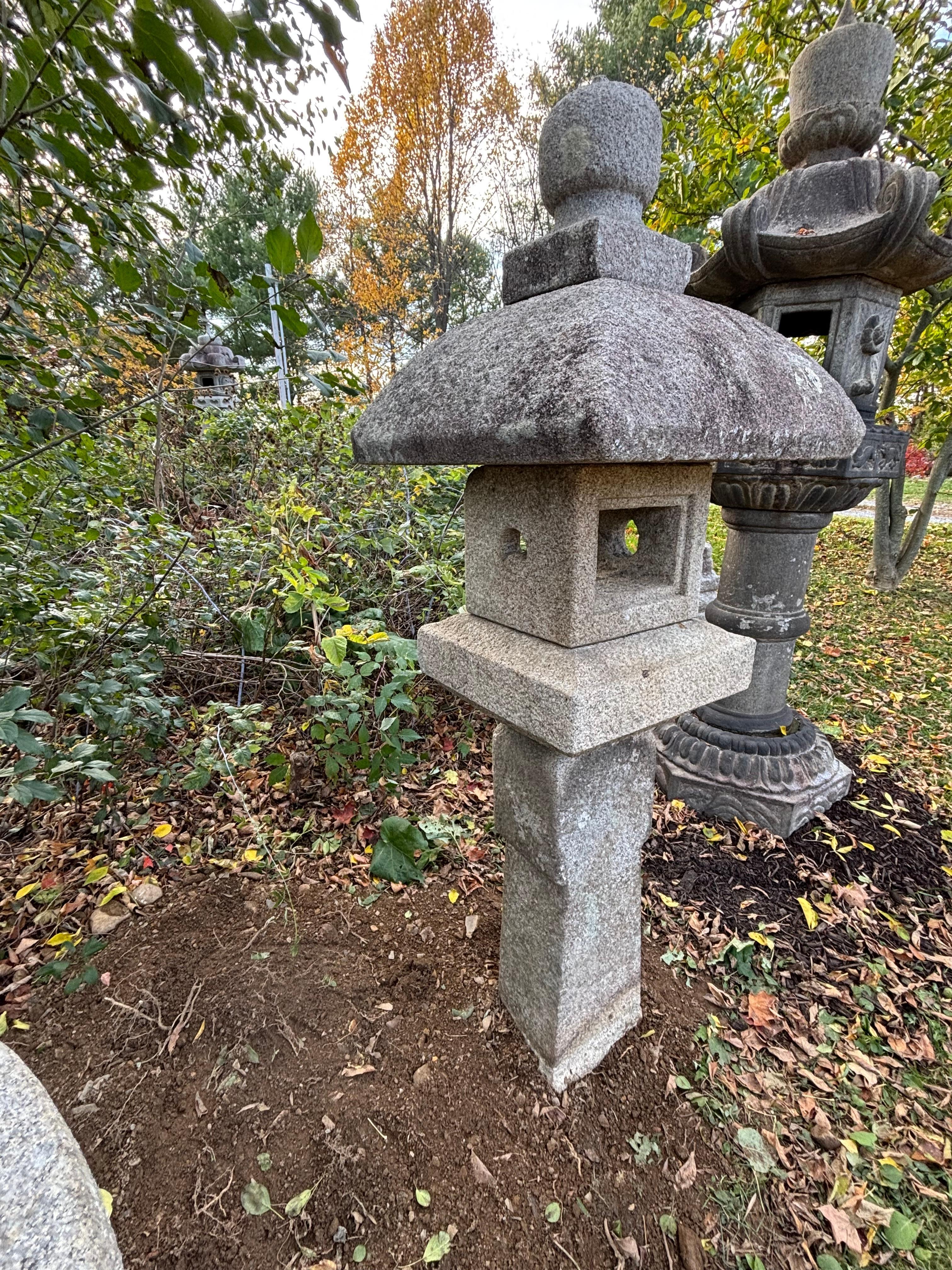 Grande lanterne Oribe ancienne japonaise sculptée à la main de 84 pouces État moyen - En vente à South Burlington, VT