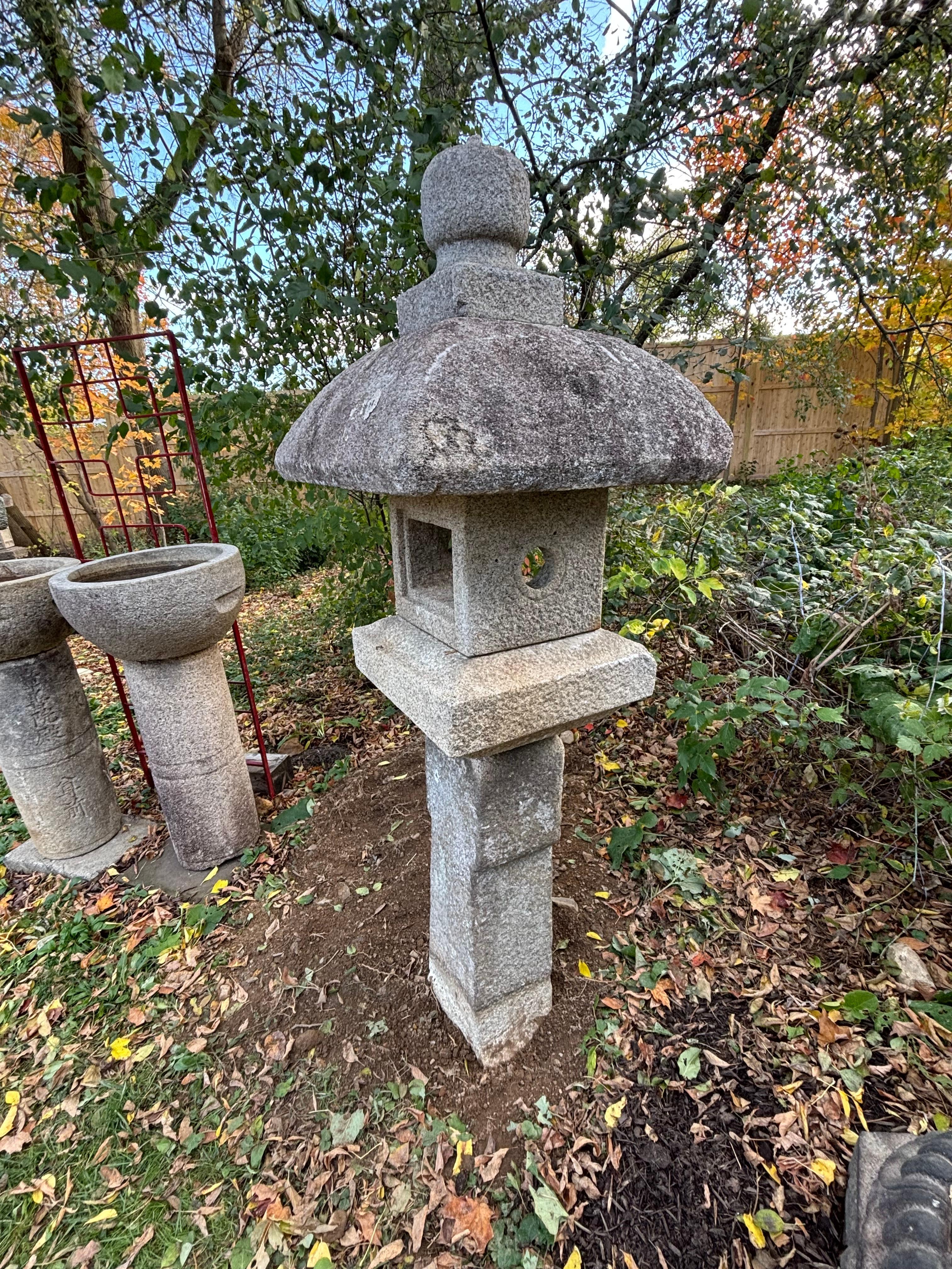 20ième siècle Grande lanterne Oribe ancienne japonaise sculptée à la main de 84 pouces en vente