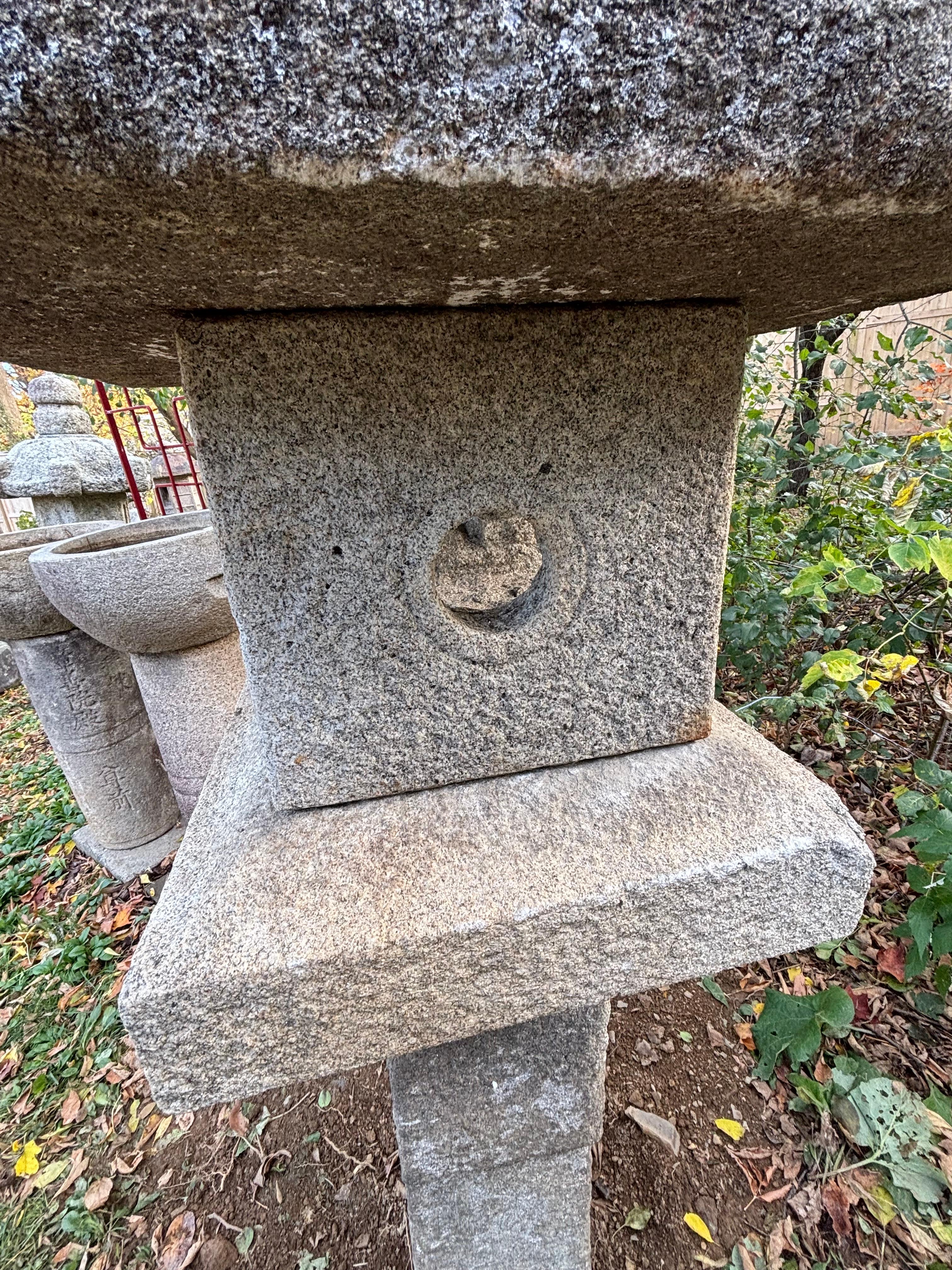 Granit Grande lanterne Oribe ancienne japonaise sculptée à la main de 84 pouces en vente