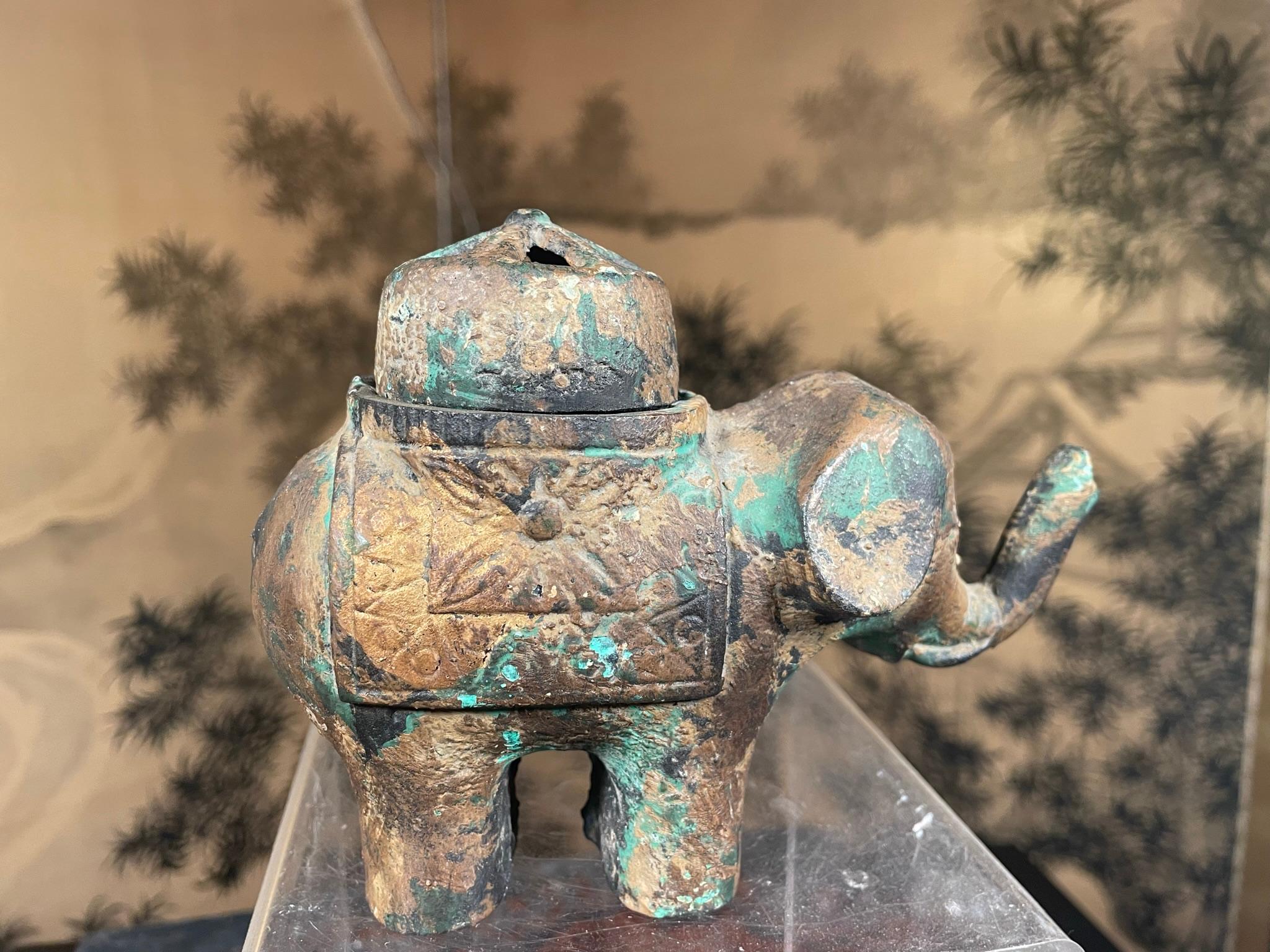 20ième siècle Encensoir éléphant de la bonne chance en or doré du Japon en vente