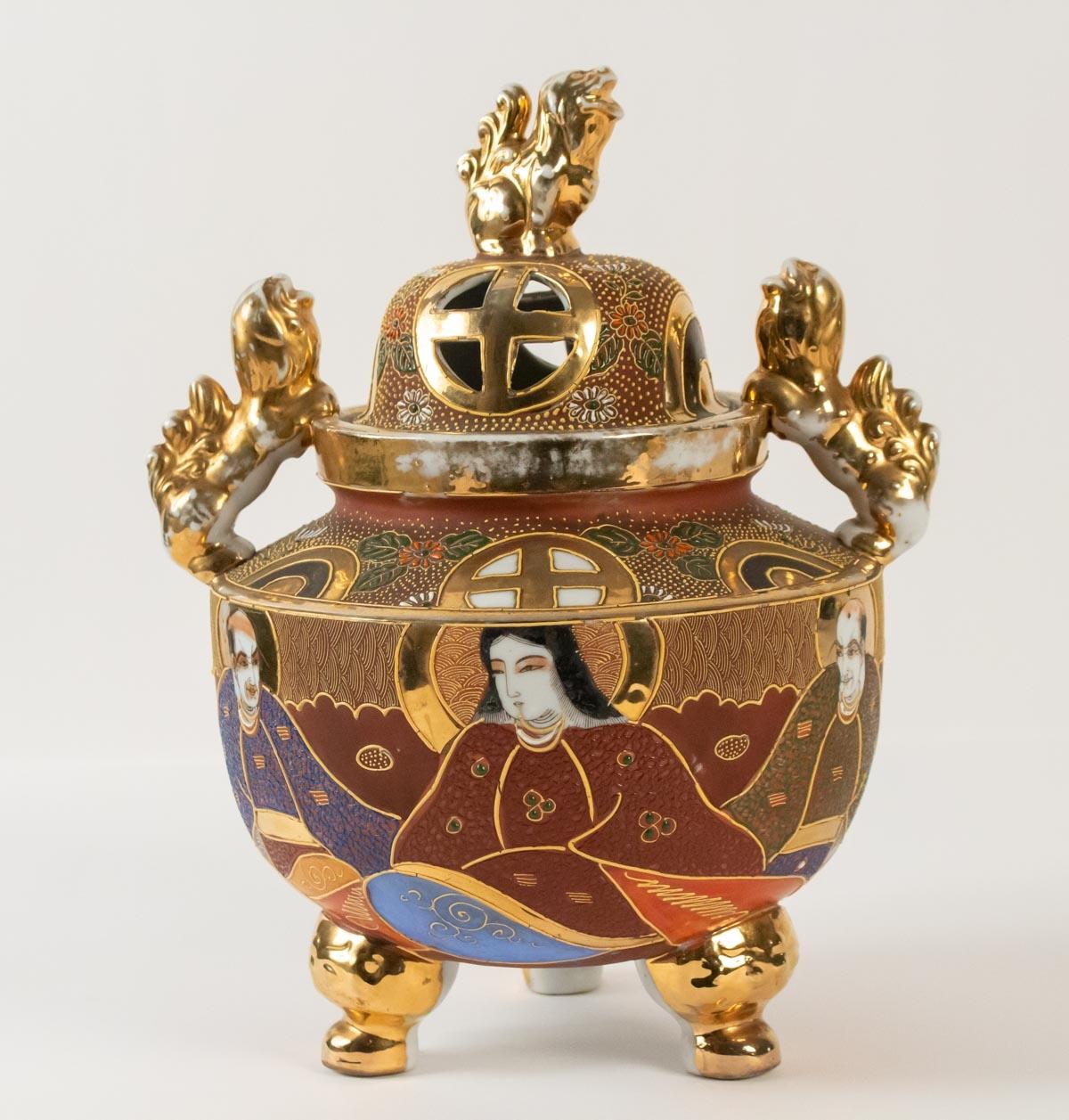 Satsuma-Yaki Japan Grand Burner-Perfume Porcelain from the Meiji Era (1868-1912).

Measures: H 34cm, W 28cm, D 25cm.