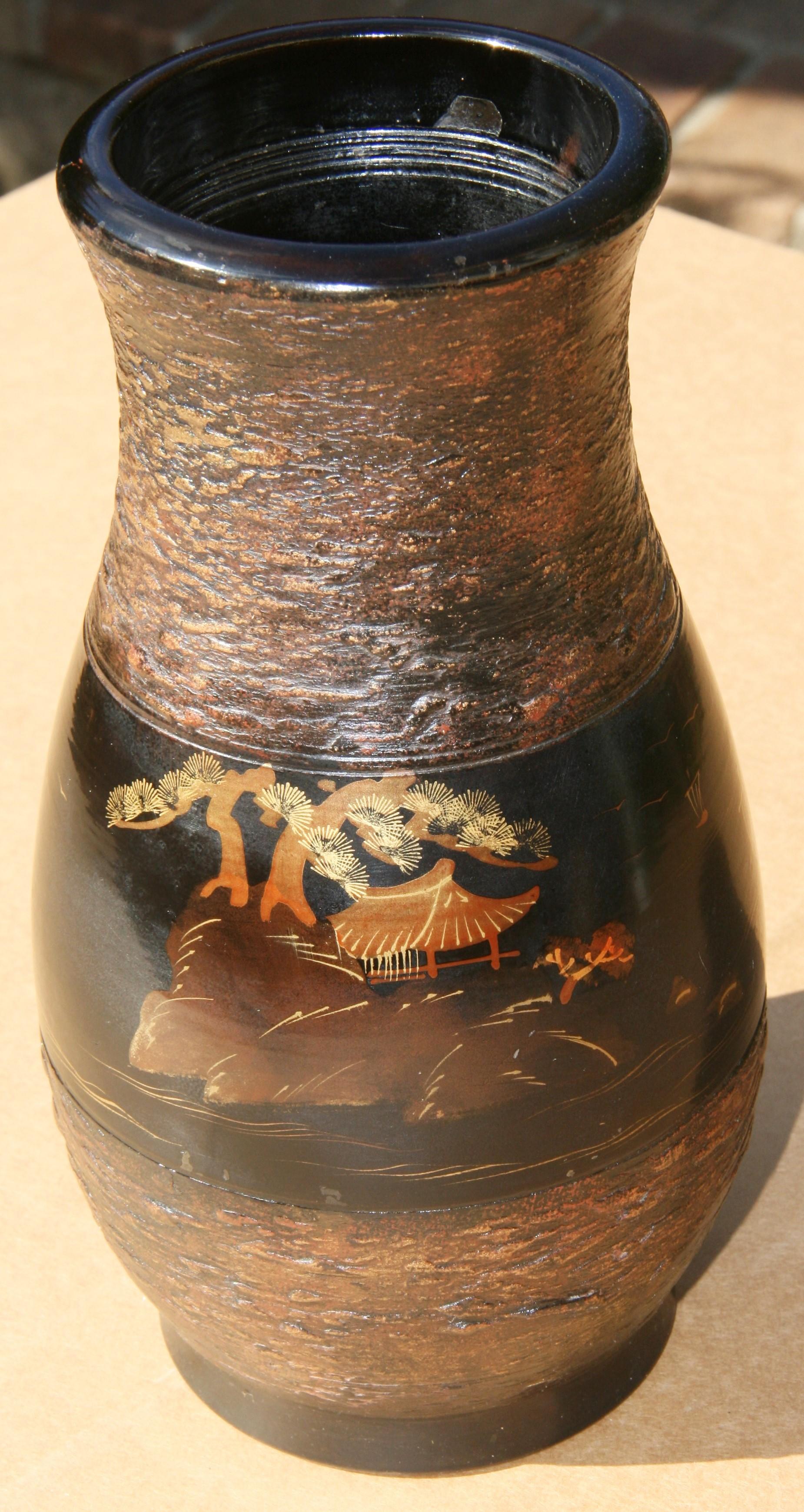 1889 Vase japonais peint à la main avec des arbres dorés et un padodda sur une montagne d'un côté et des voiliers de l'autre.
