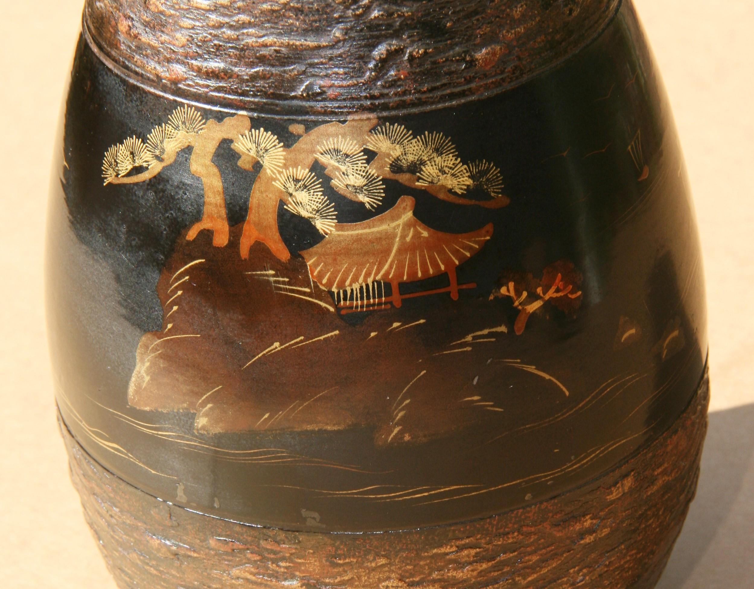 Vase en céramique noir et or peint à la main au Japon, années 1960 Bon état - En vente à Douglas Manor, NY