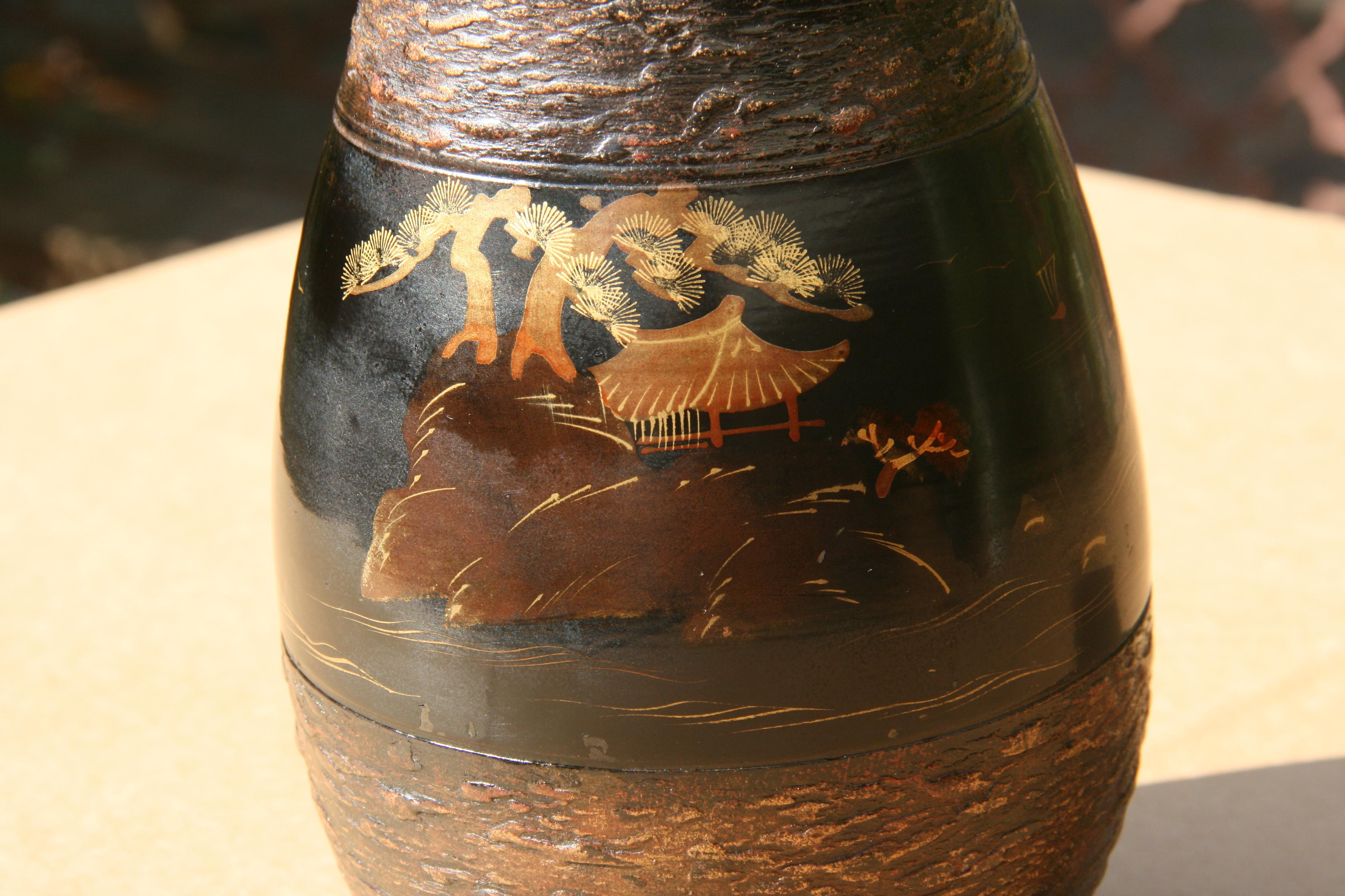 Milieu du XXe siècle Vase en céramique noir et or peint à la main au Japon, années 1960 en vente
