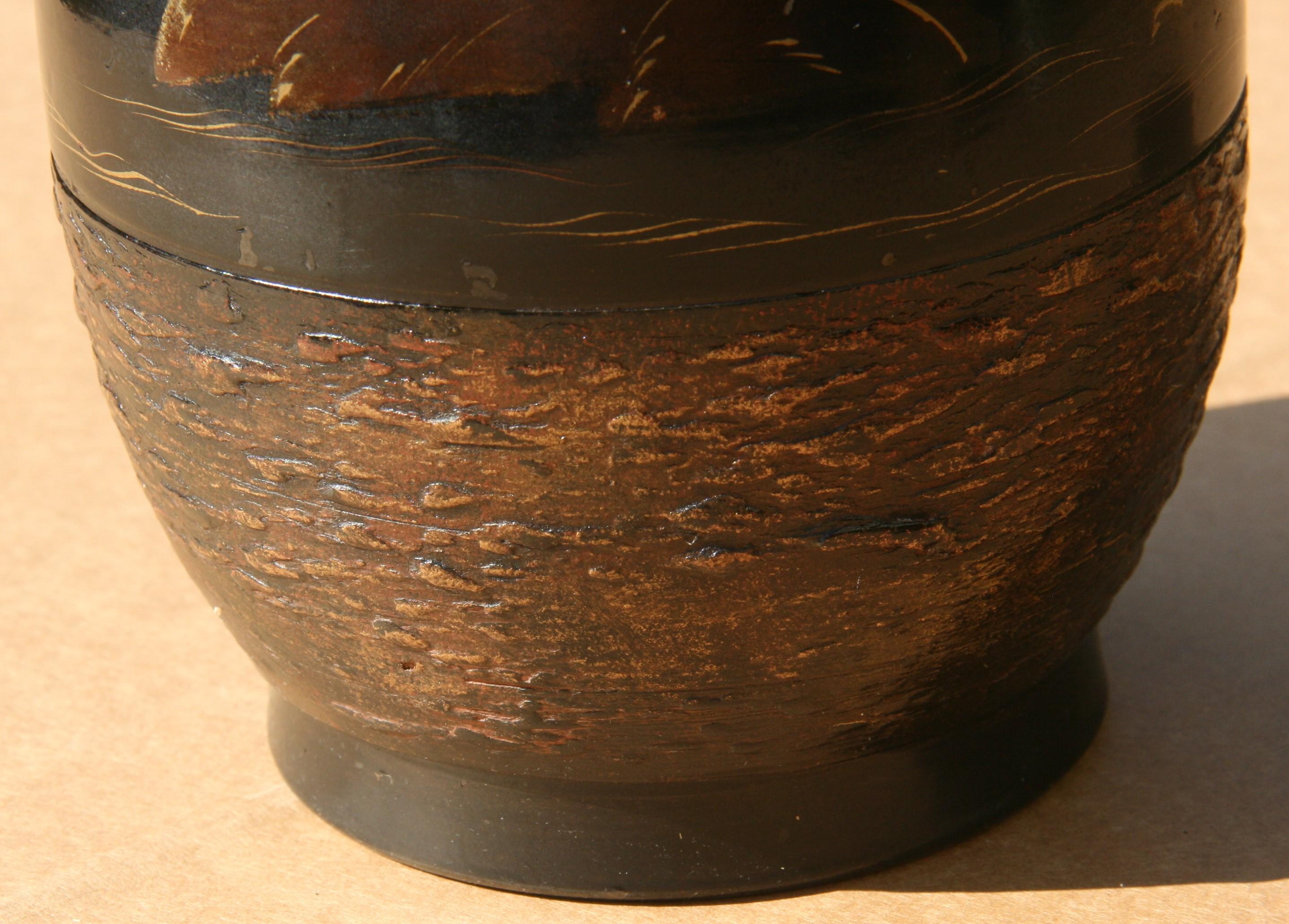 Céramique Vase en céramique noir et or peint à la main au Japon, années 1960 en vente
