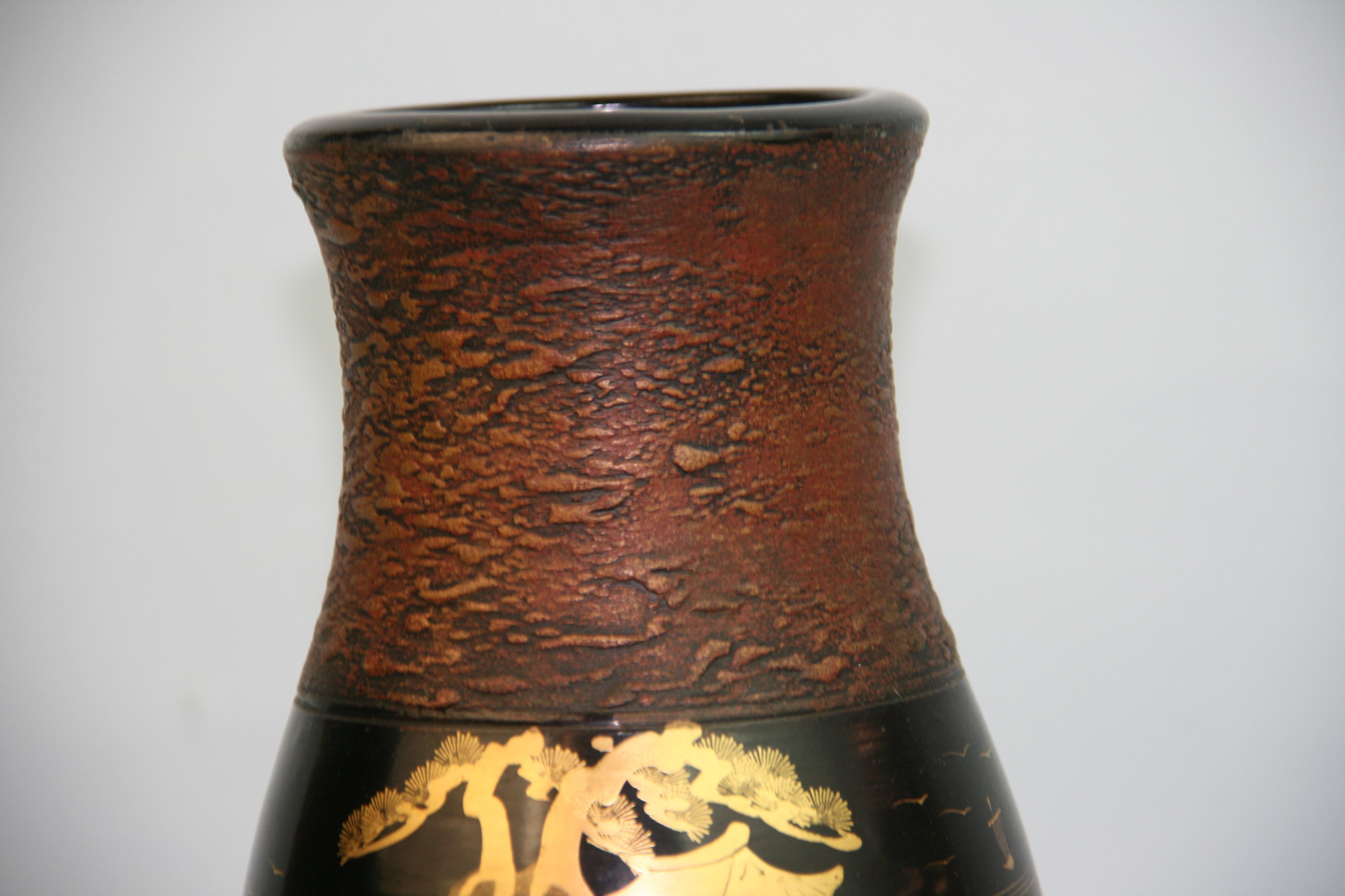 Japanische handbemalte Keramikvase, 1960er Jahre (Mitte des 20. Jahrhunderts) im Angebot
