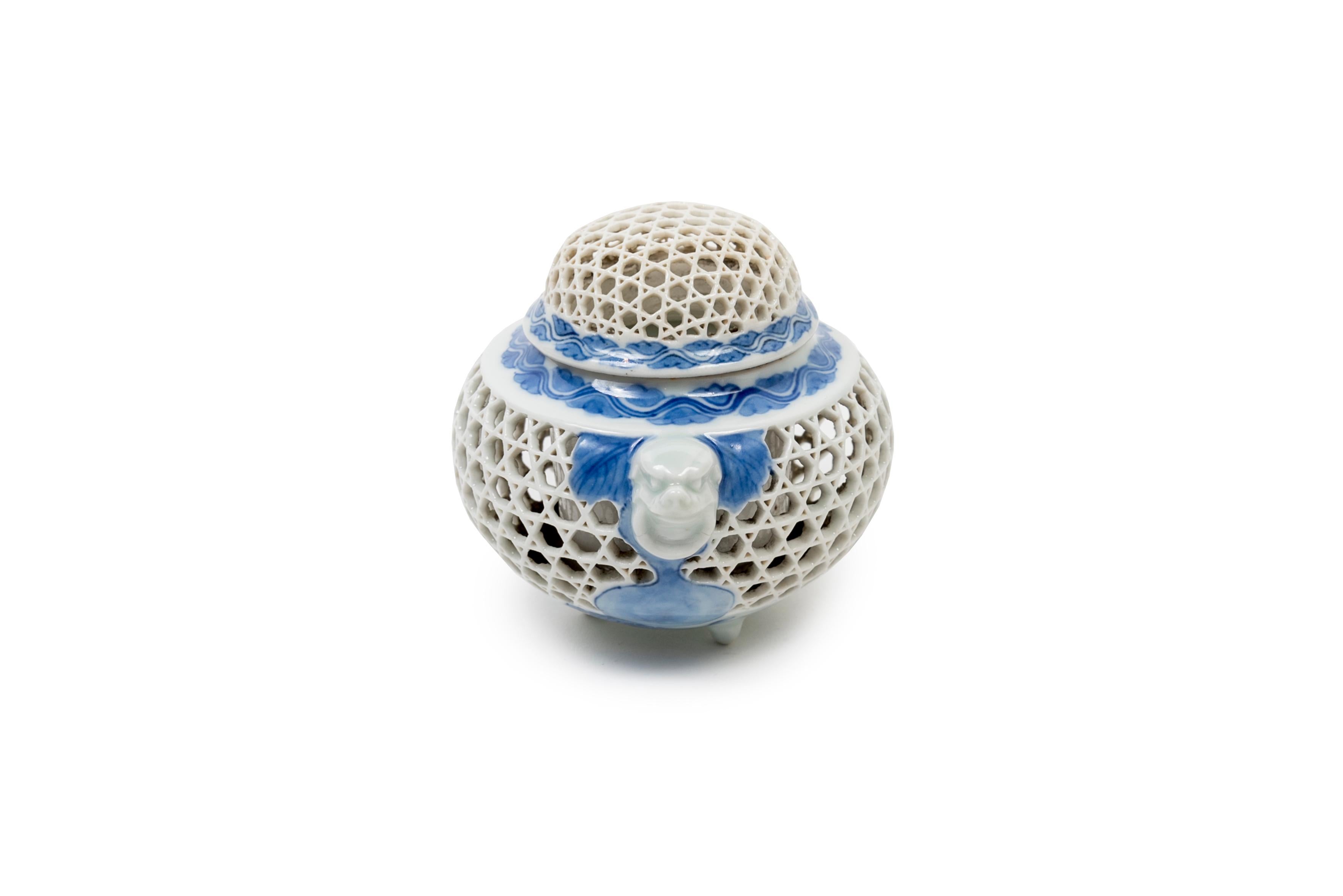 Japan hirado ware blue and white porcelain incense burner In Good Condition In PARIS, FR