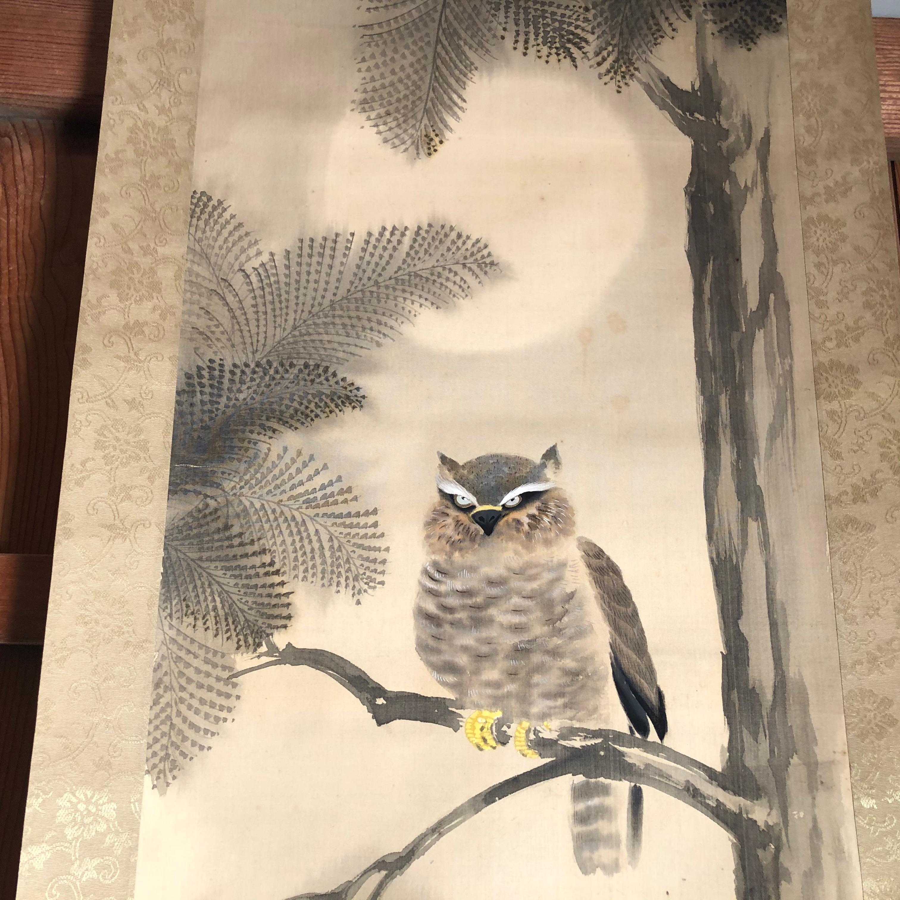 Japan, hand painted silk scroll of a moon light horned owl in tree, signed seal of Keisen including wood collector box tomobako, Taisho period 1918 

Dimensions: 20 inches wide and 70 inches length.

Rare subject matter, this painting is