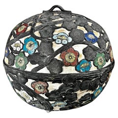 Grande lanterne orbe japonaise ancienne en bronze à fleurs de chrysanthèmes, 19e siècle