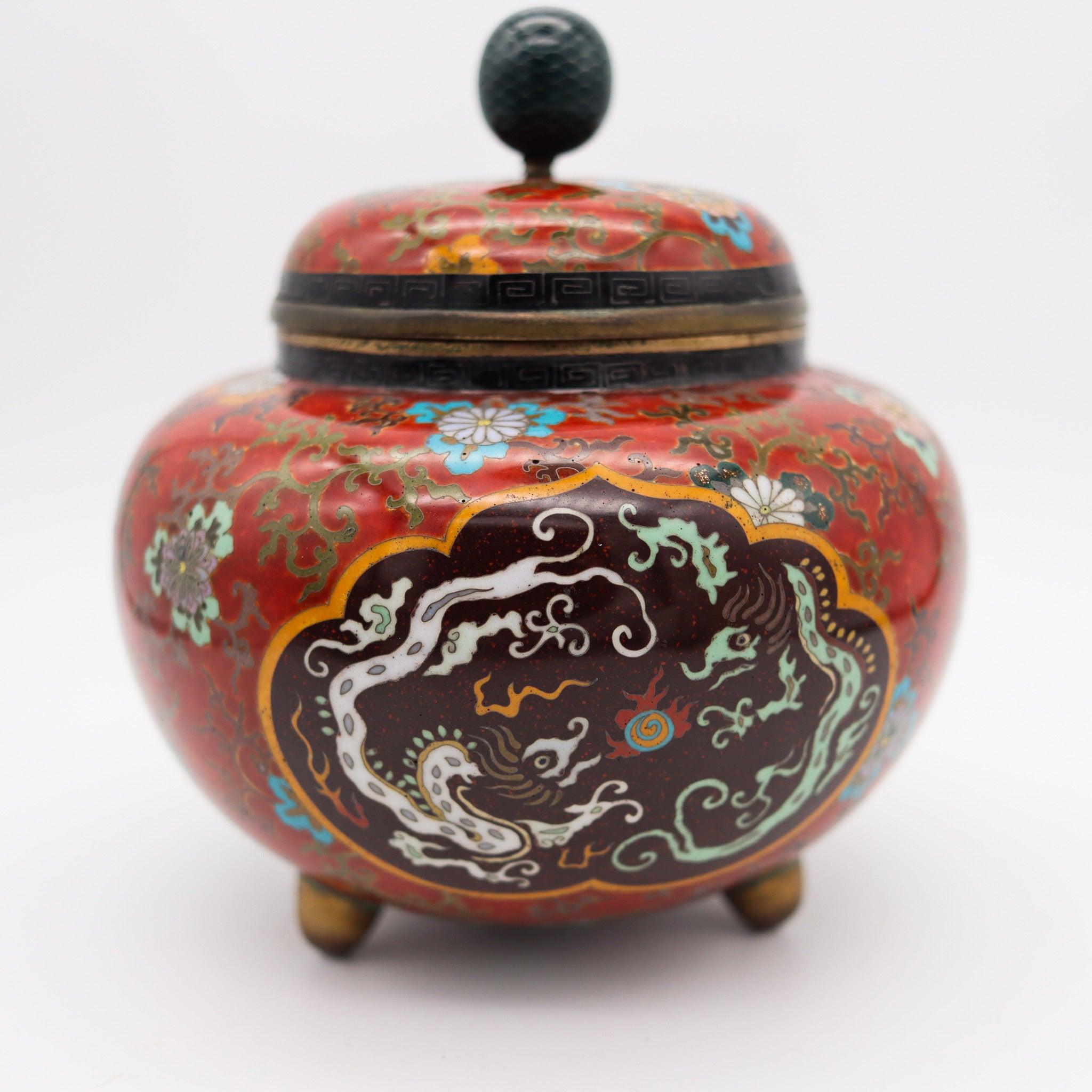 Treppiede giapponese Koro del periodo Meiji (1868-1912).

Si tratta di un raro e bellissimo incensiere koro antico, creato nel Giappone imperiale durante il periodo Meiji (1868-1912), intorno al 1900. È stato accuratamente realizzato in bronzo