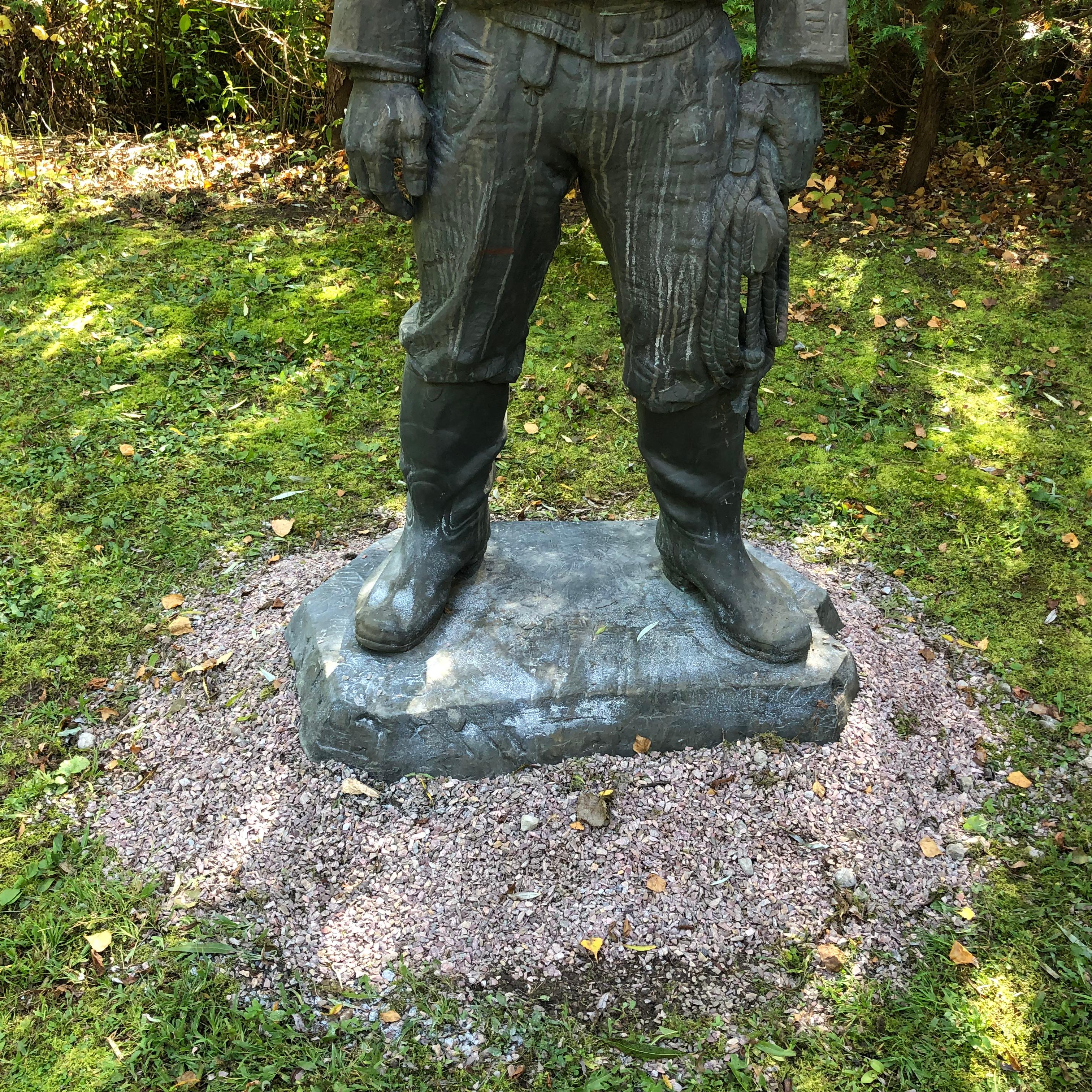 Japan, bedeutende Bronze-Museumarbeit in Lebensgröße „Seemann mit Kapuzenkopf“, Koga Tadao, 1939 im Angebot 6