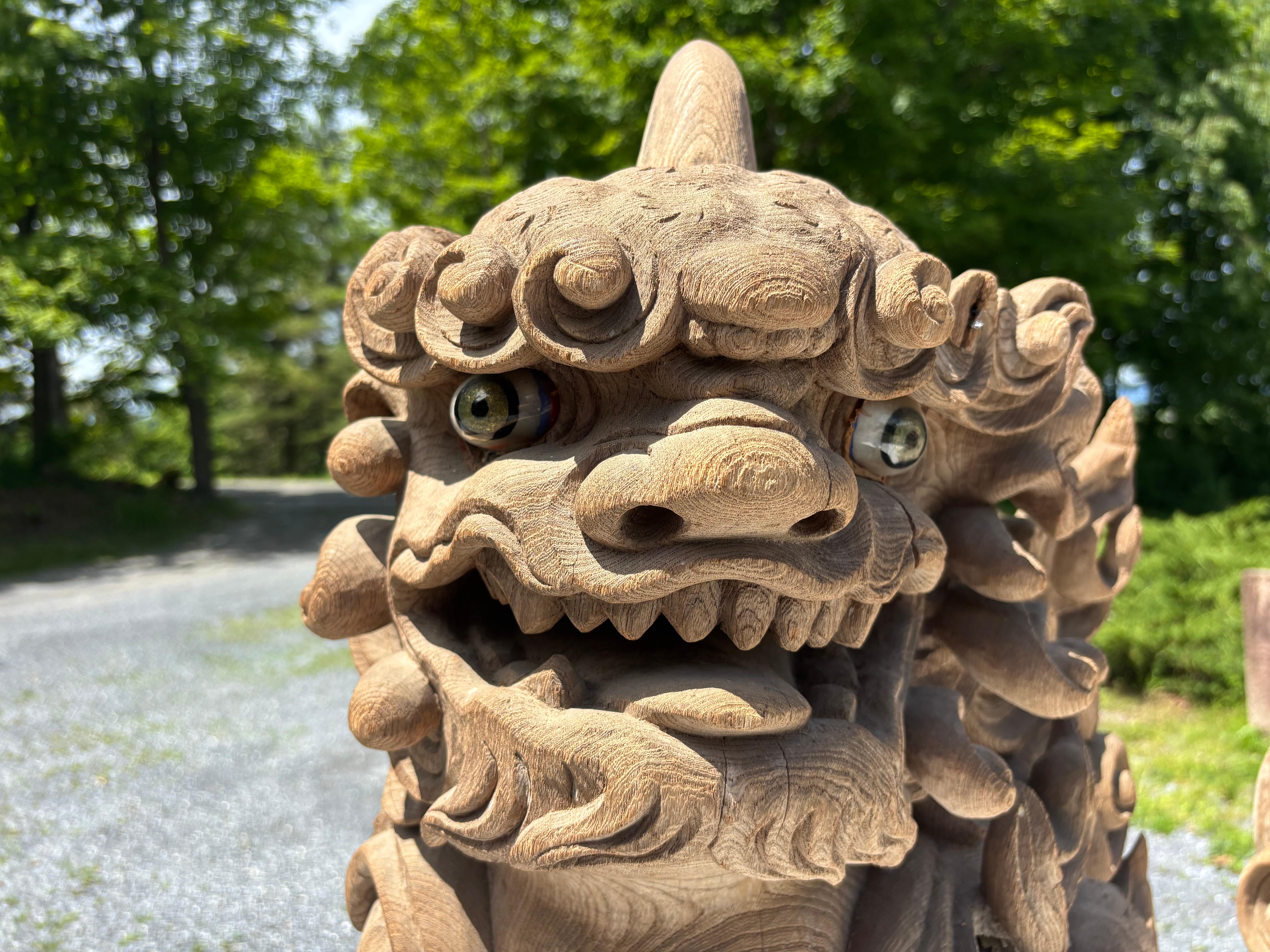 Importante paire de lions du début du temple Shinto sculptés à la main, 18ème siècle Bon état - En vente à South Burlington, VT
