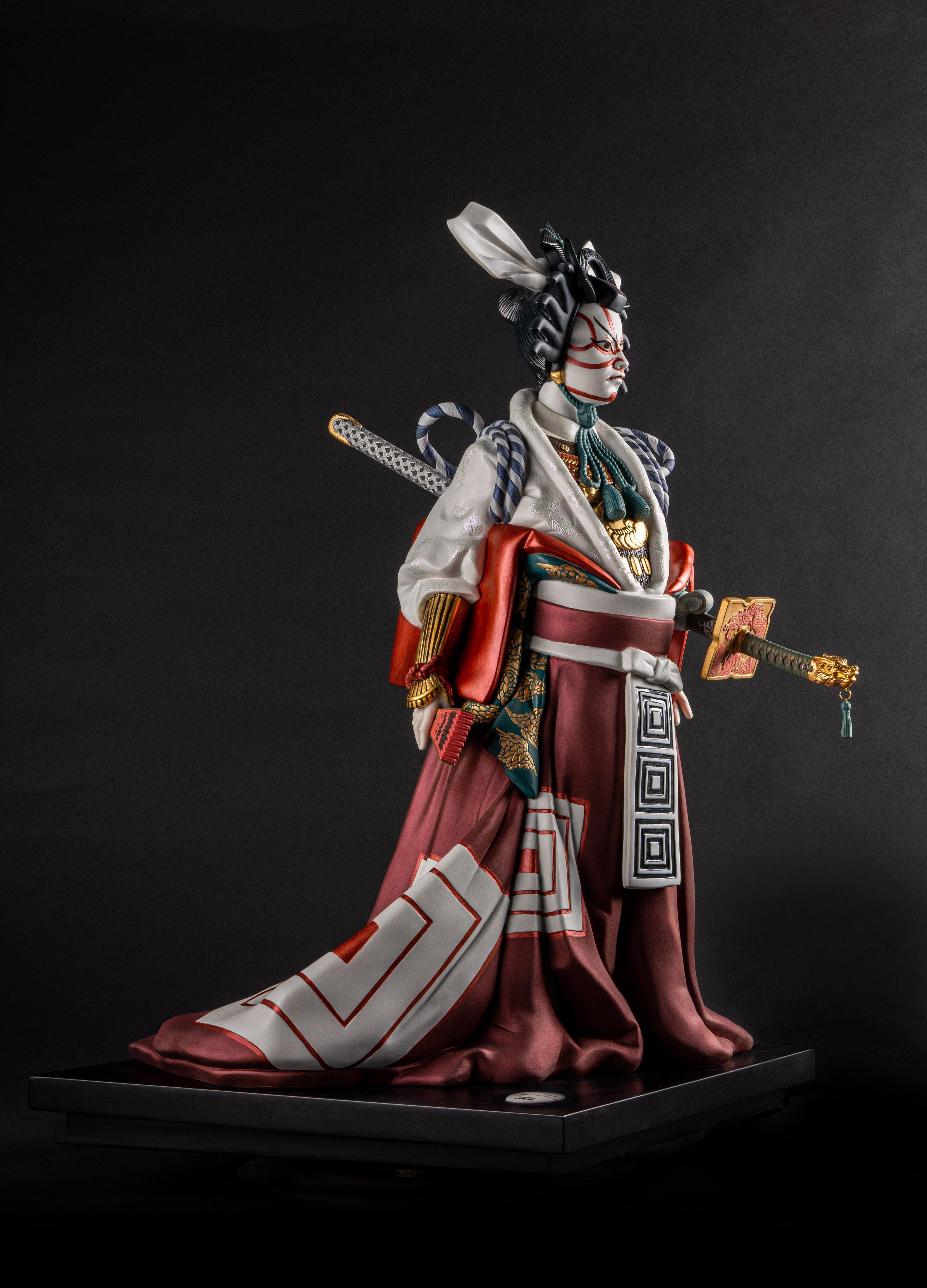 Die Skulptur aus High Porcelain in limitierter Auflage stellt einen Kabuki-Schauspieler dar, eine der beliebtesten Formen des japanischen Theaters. Diese kraftvolle Figur in einem spektakulären Kostüm ist eine auf 250 Exemplare limitierte Auflage
