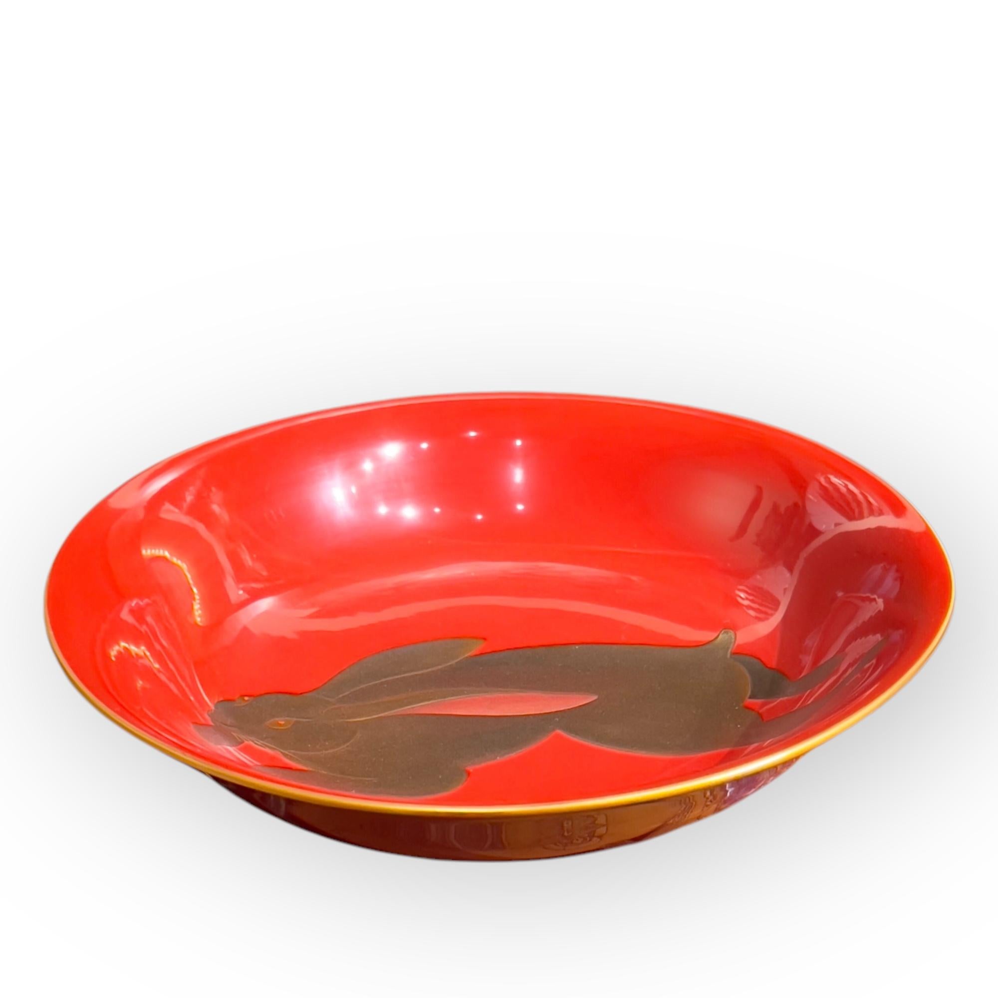 Japón, Plato de laca, El conejo, Kakutaro Yamazaki (1899-1984)

Plato redondo de repostería decorado con laca bermellón y metalizada, con un conejo. Firmado en el anverso y con una dedicatoria conmemorativa en el reverso. Tomobako.
25 x 6,5