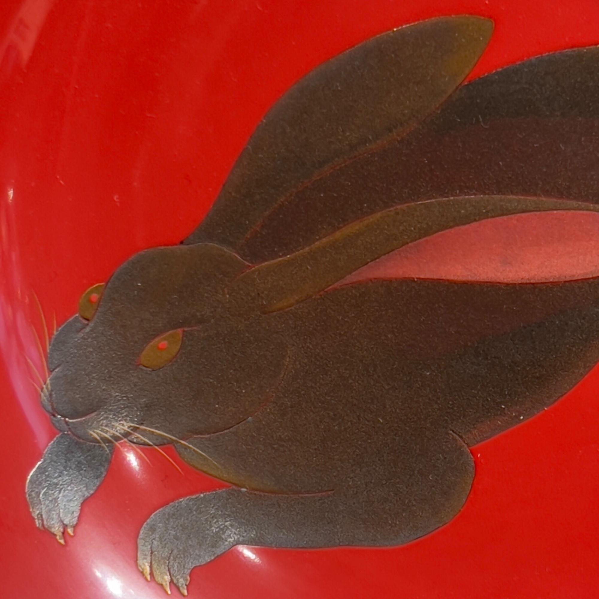 Japón, Plato de laca, El conejo blanco, Kakutaro Yamazaki (1899-1984) Japonés