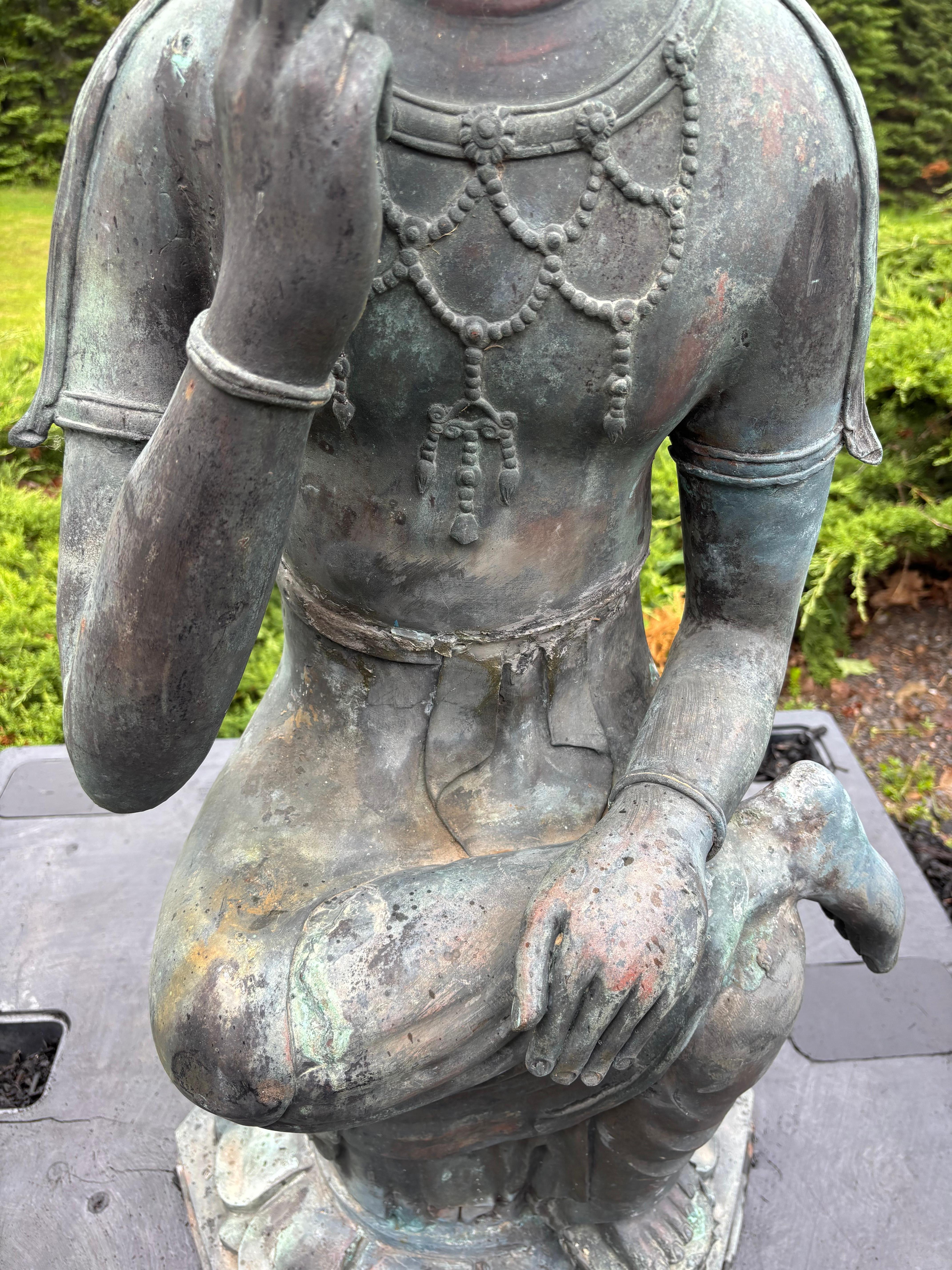 Japan Large  Antique Bronze Seated Kanon Beautiful Face im Angebot 6
