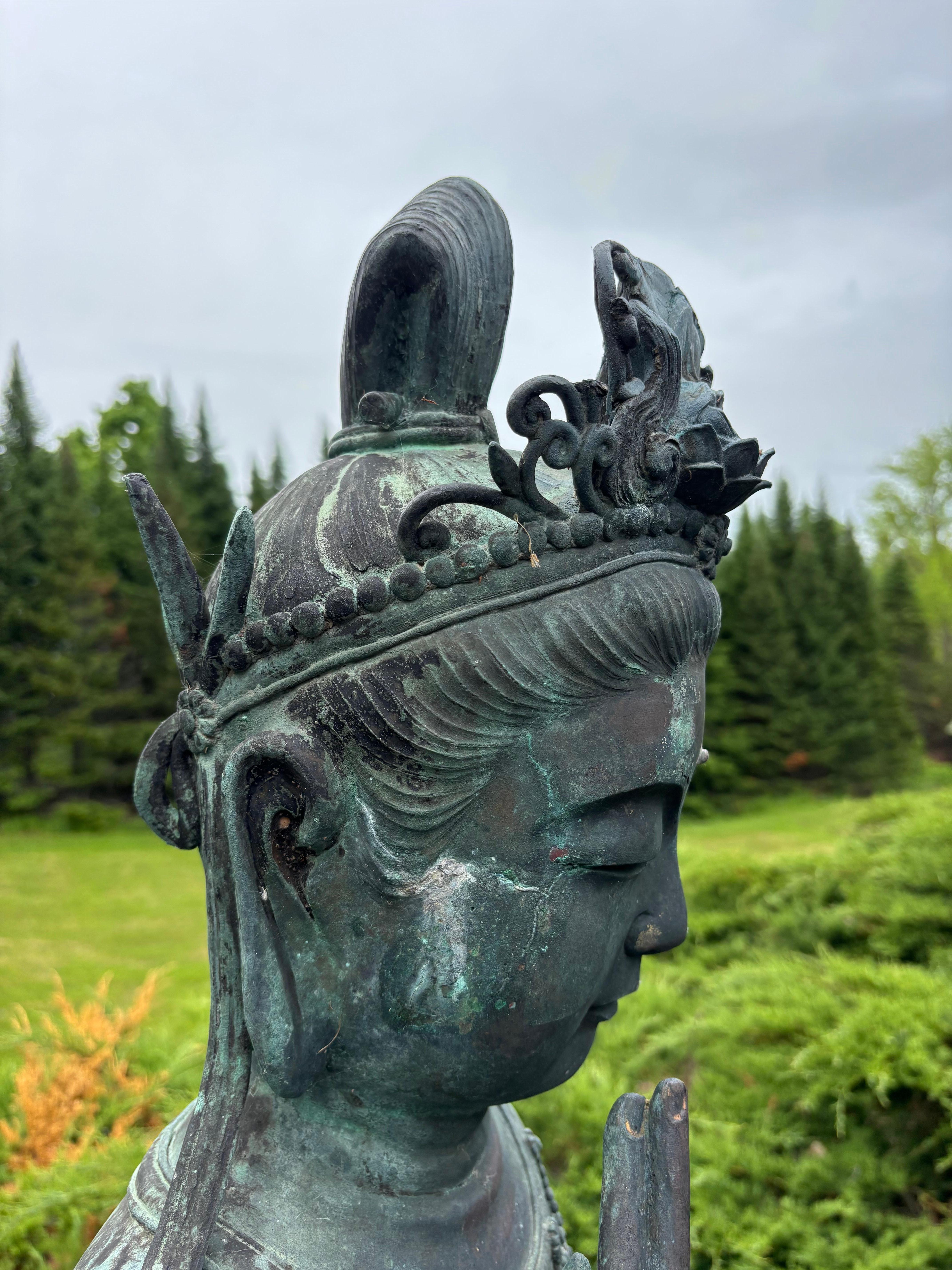 Japan Large  Antique Bronze Seated Kanon Beautiful Face im Angebot 8