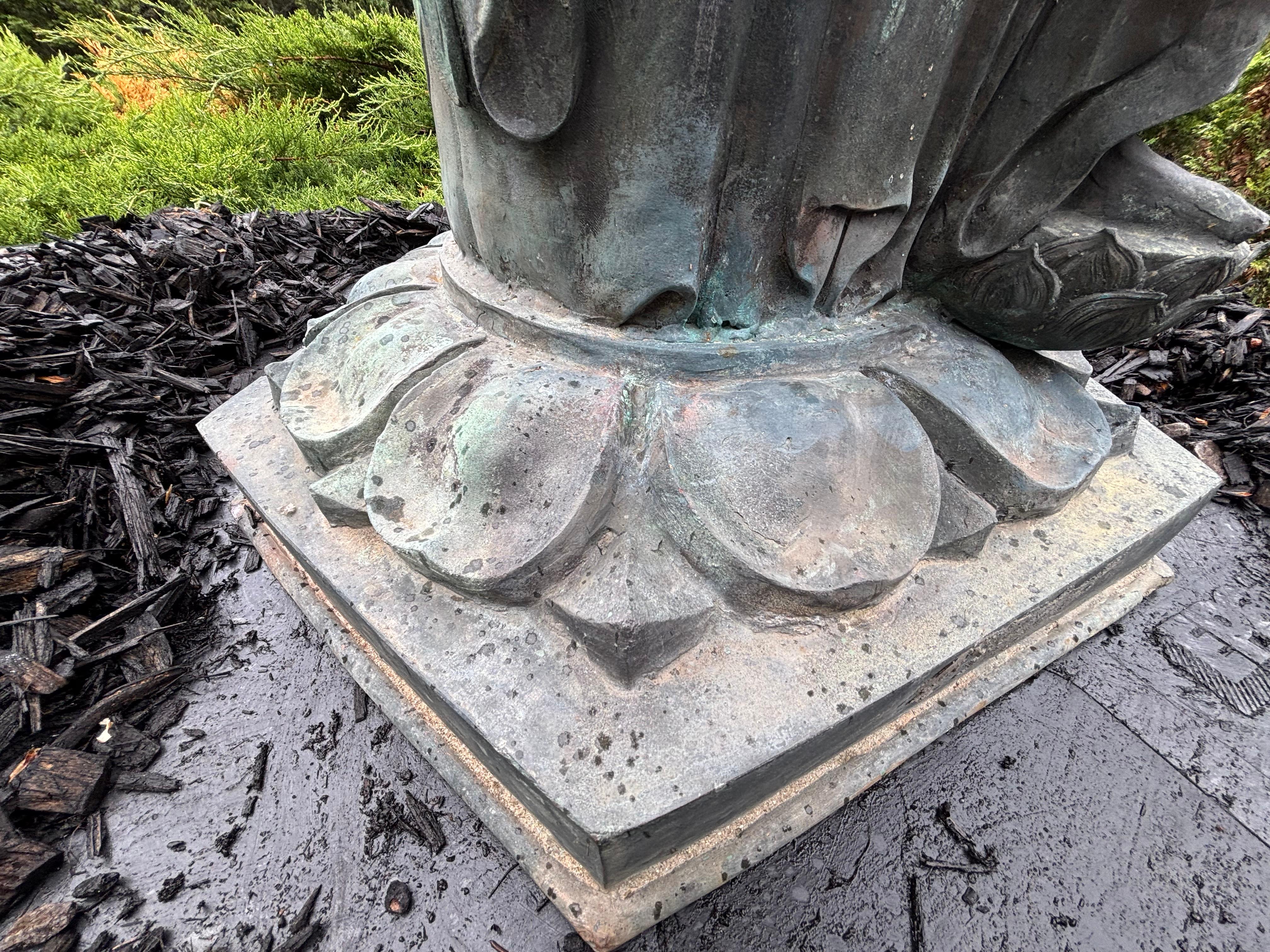 Japan Large  Antique Bronze Seated Kanon Beautiful Face im Angebot 11