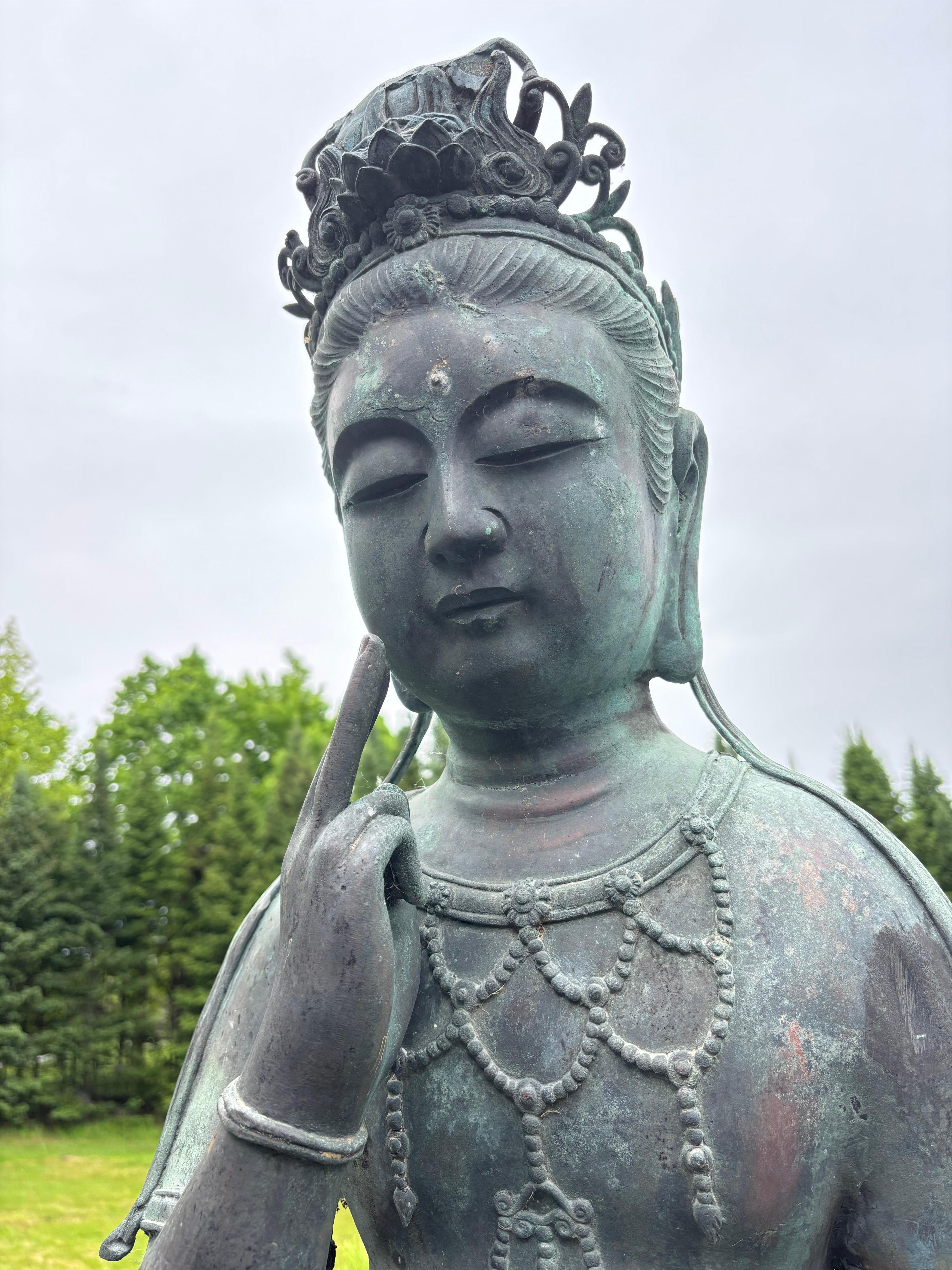 Japan Large  Antique Bronze Seated Kanon Beautiful Face im Zustand „Gut“ im Angebot in South Burlington, VT