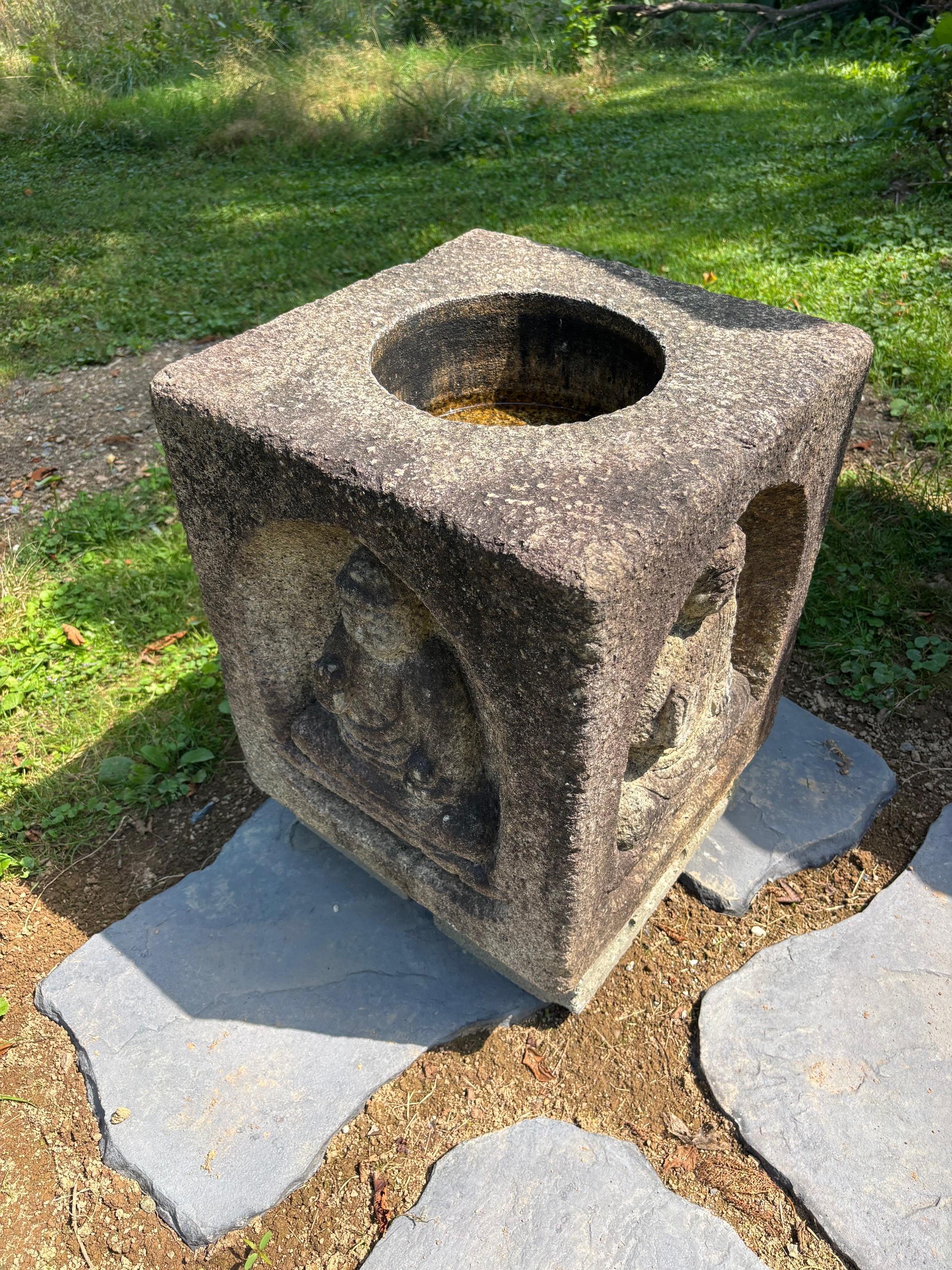 Meiji Japon Grand bassin de purification de l'eau en pierre antique à quatre bouddhas Chozu'bachi en vente