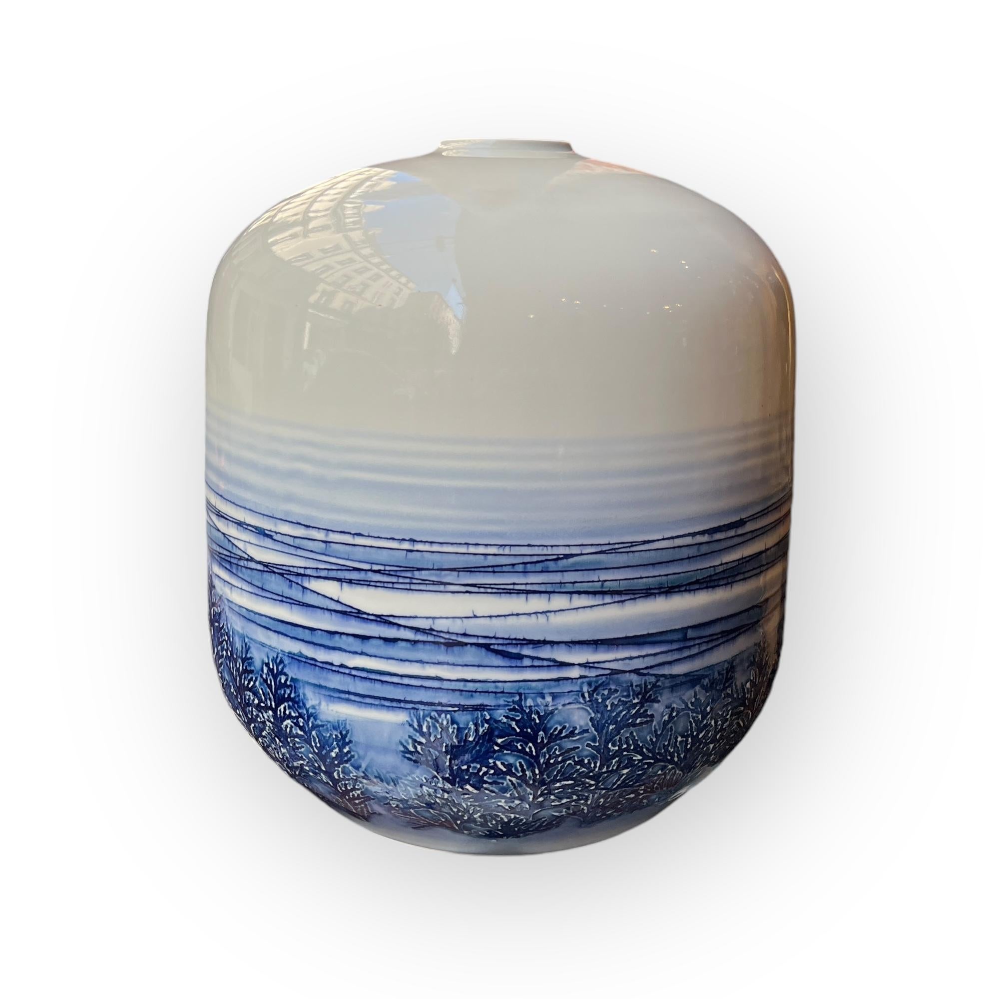 This blue and white porcelain vase is a representative work by Fujii Shumei. Born in Arita in 1945, Fujii began his career as an apprentice in a pottery workshop at the age of 15. In 1964, he exhibited his creations for the first time at the Nitten