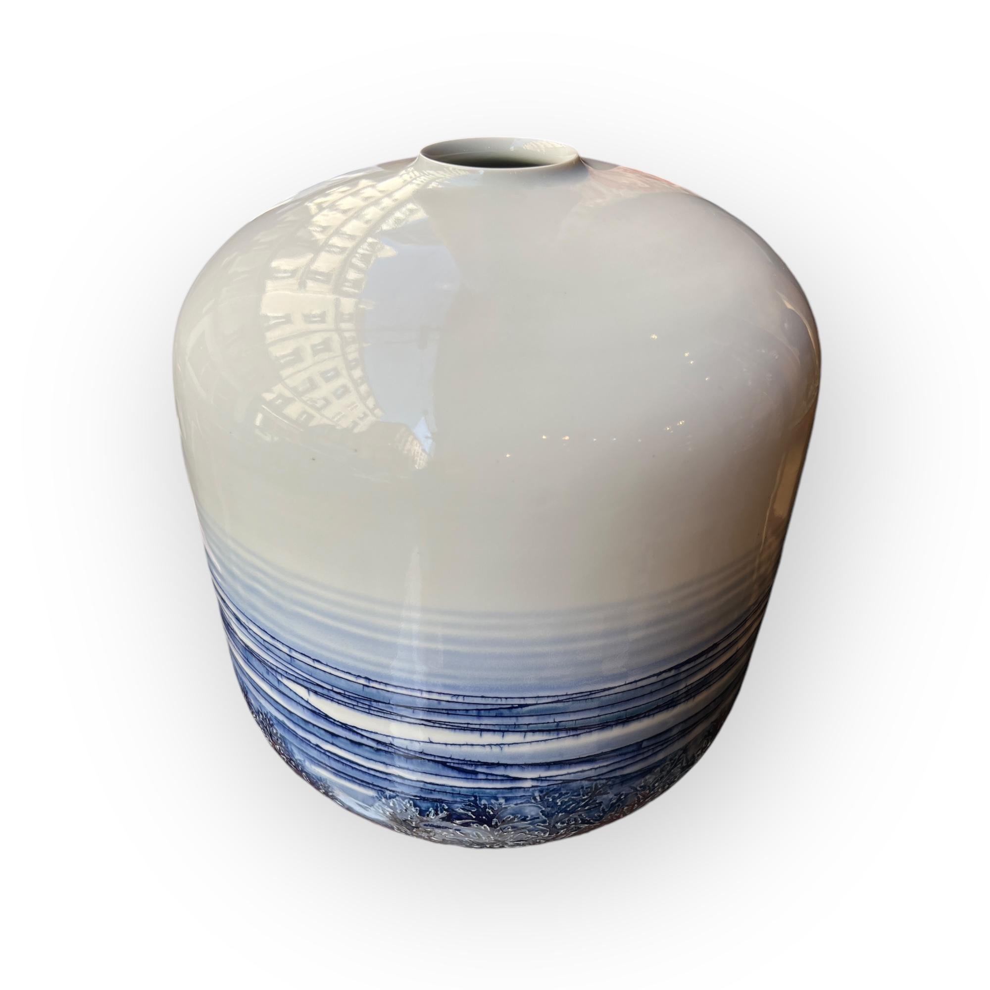 Fatto a mano Japan, Large Blue and White exhibition vase by Fuji Shumei in vendita