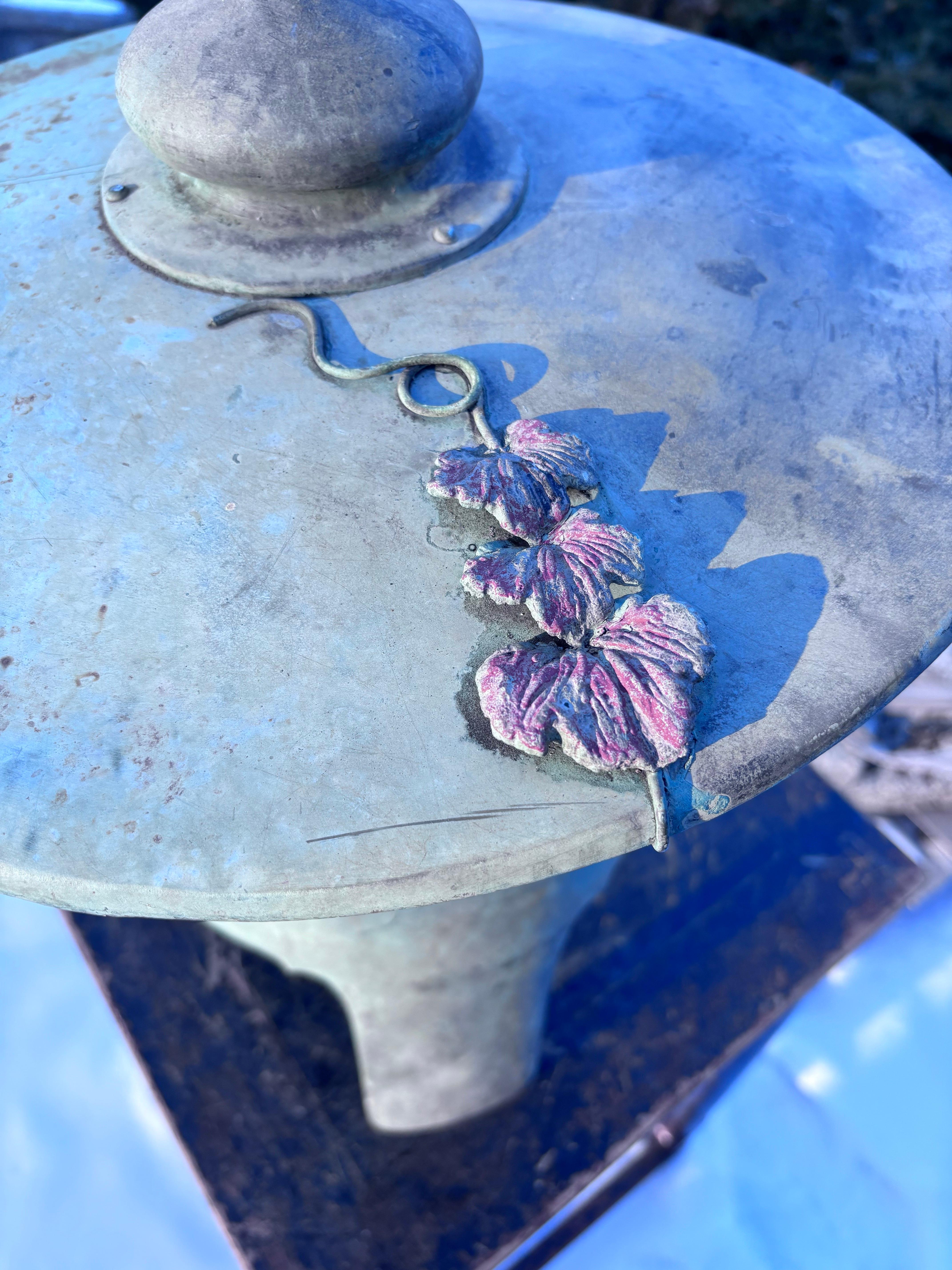 Große alte blaue Japan-Bronzelaterne mit feinen Details (20. Jahrhundert) im Angebot