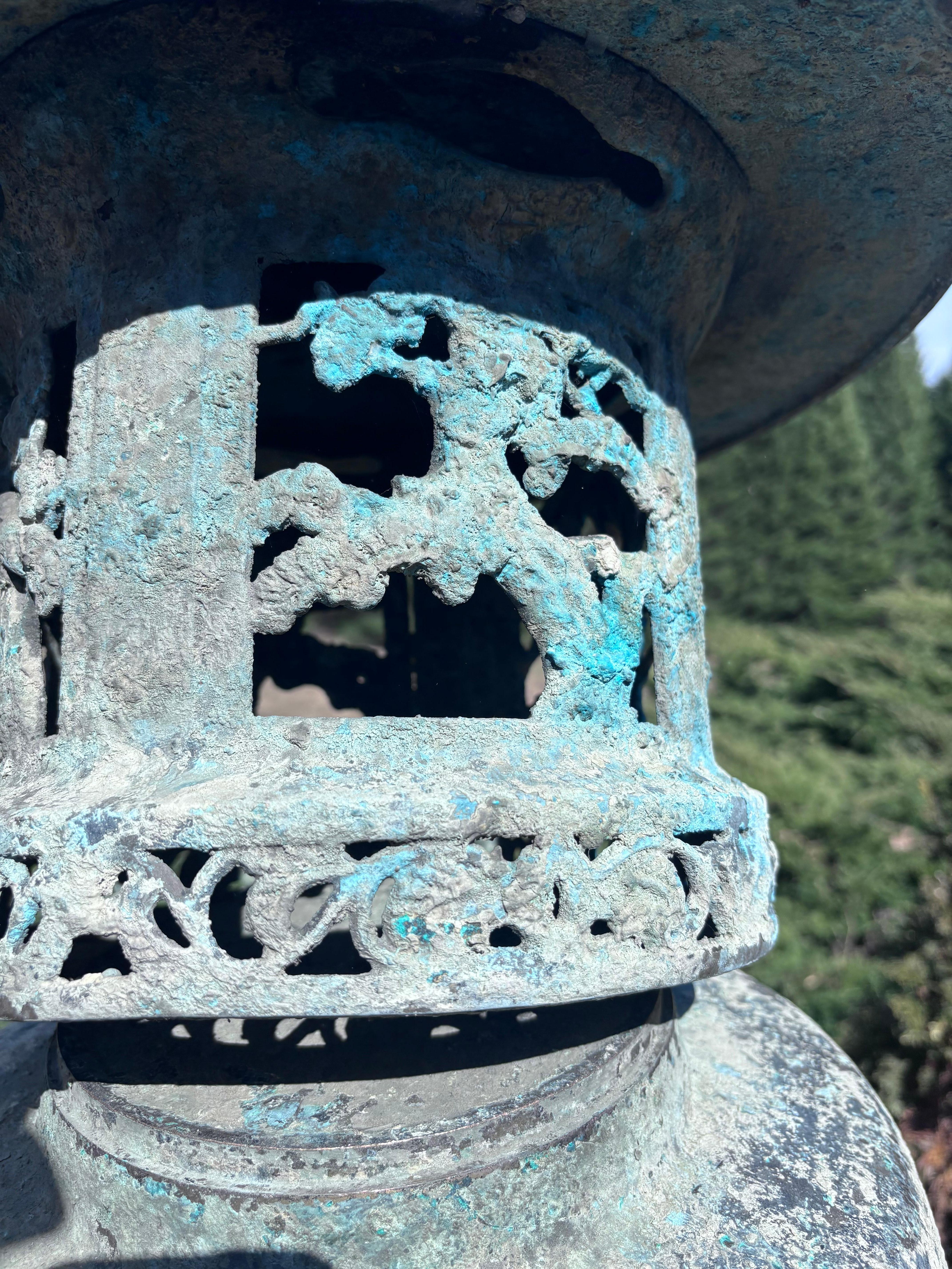 Gran Farol de Bronce Antiguo de Japón con Bellos Detalles en venta 4