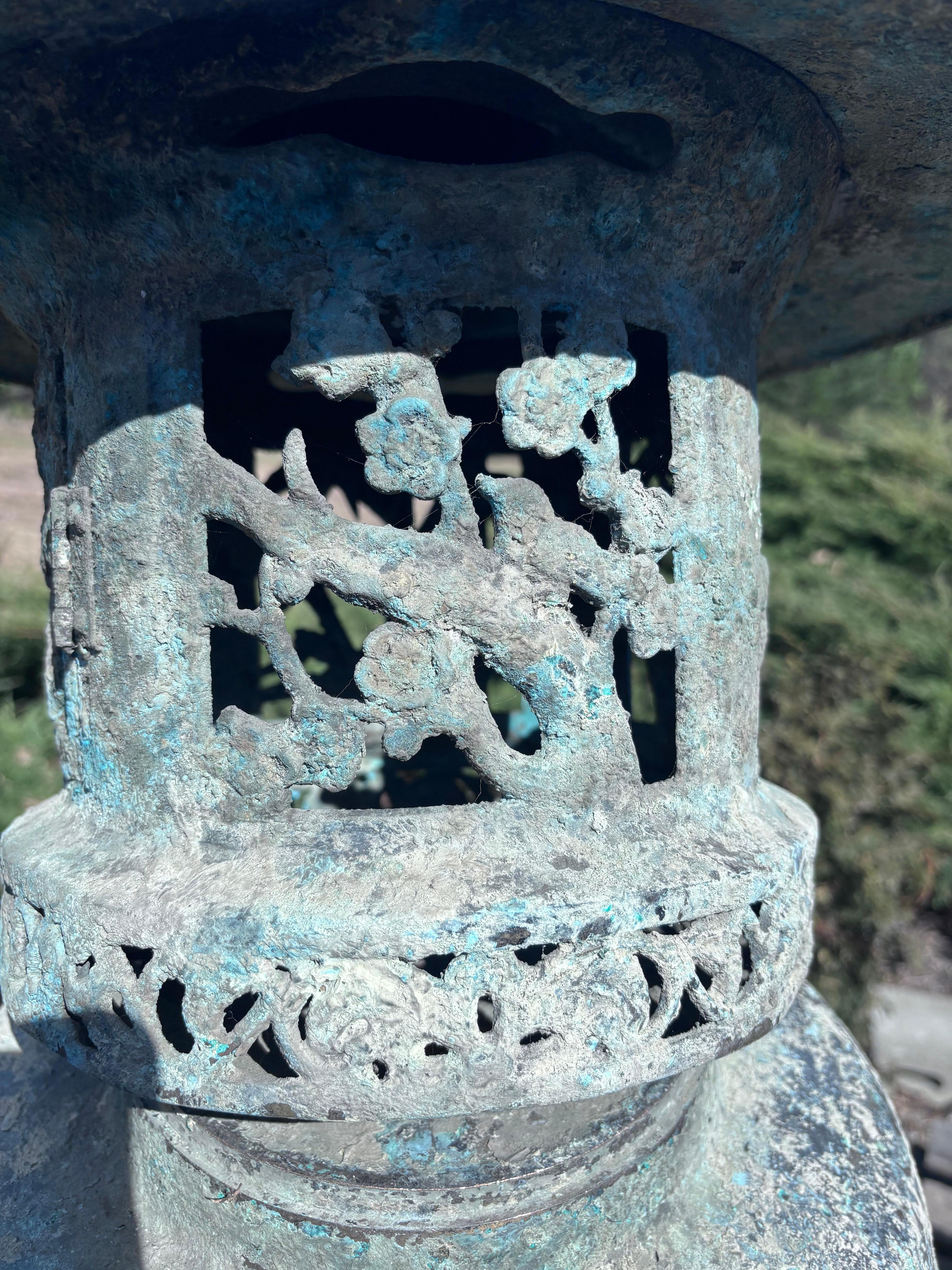 Gran Farol de Bronce Antiguo de Japón con Bellos Detalles en venta 5