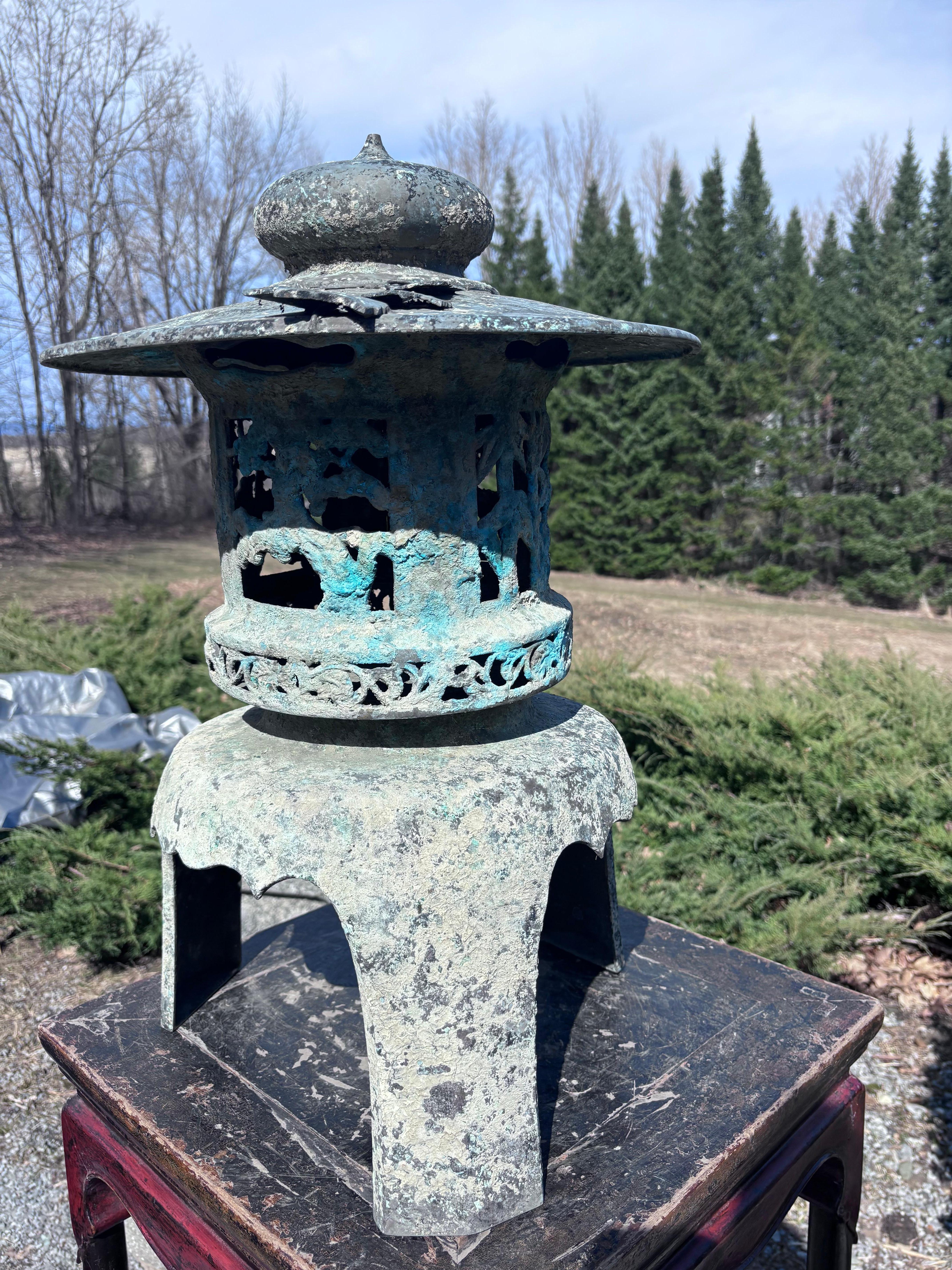Gran Farol de Bronce Antiguo de Japón con Bellos Detalles en venta 6