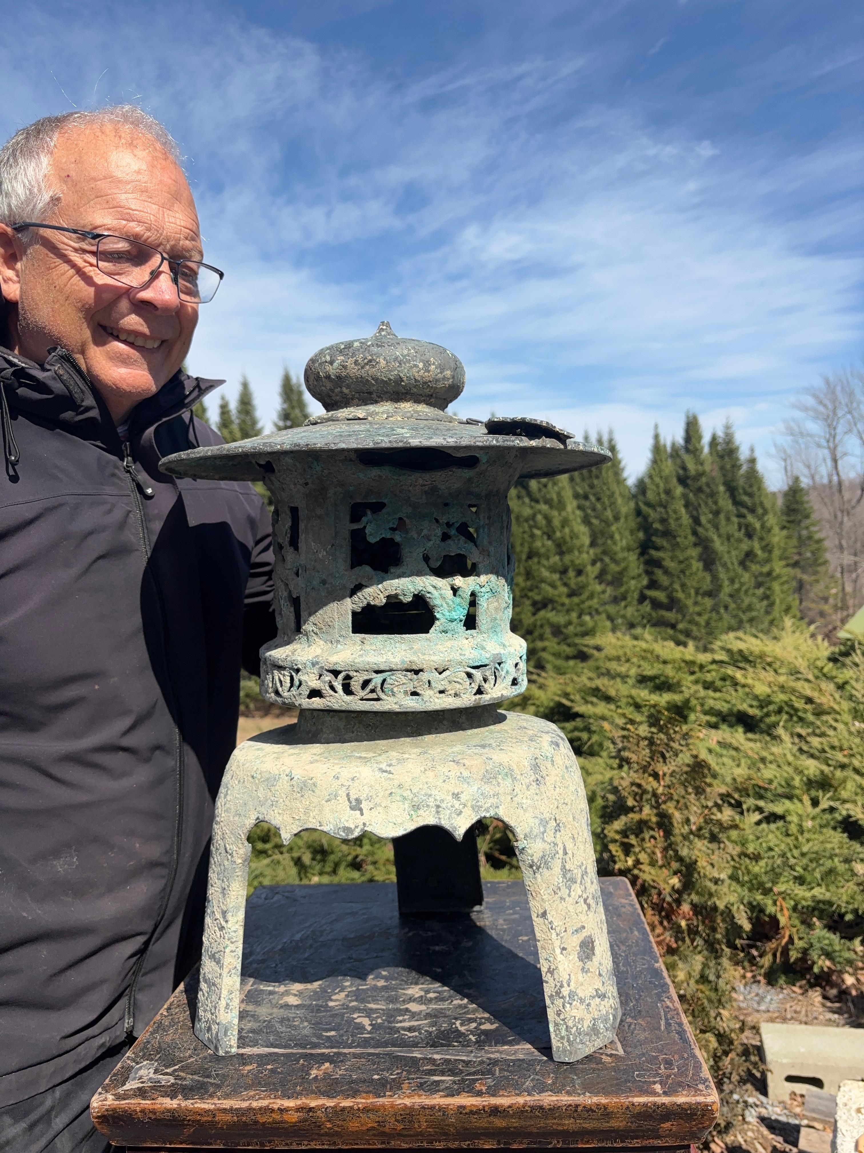 Sólo hay una en este tamaño grande, de 25 pulgadas de alto.

Japón, un gran Yukimi redondo vintage de bronce fundido a mano  Linterna superior con bellos detalles de principios del periodo Showa, décadas de 1940-1950.

El bronce antiguo, llamativo y
