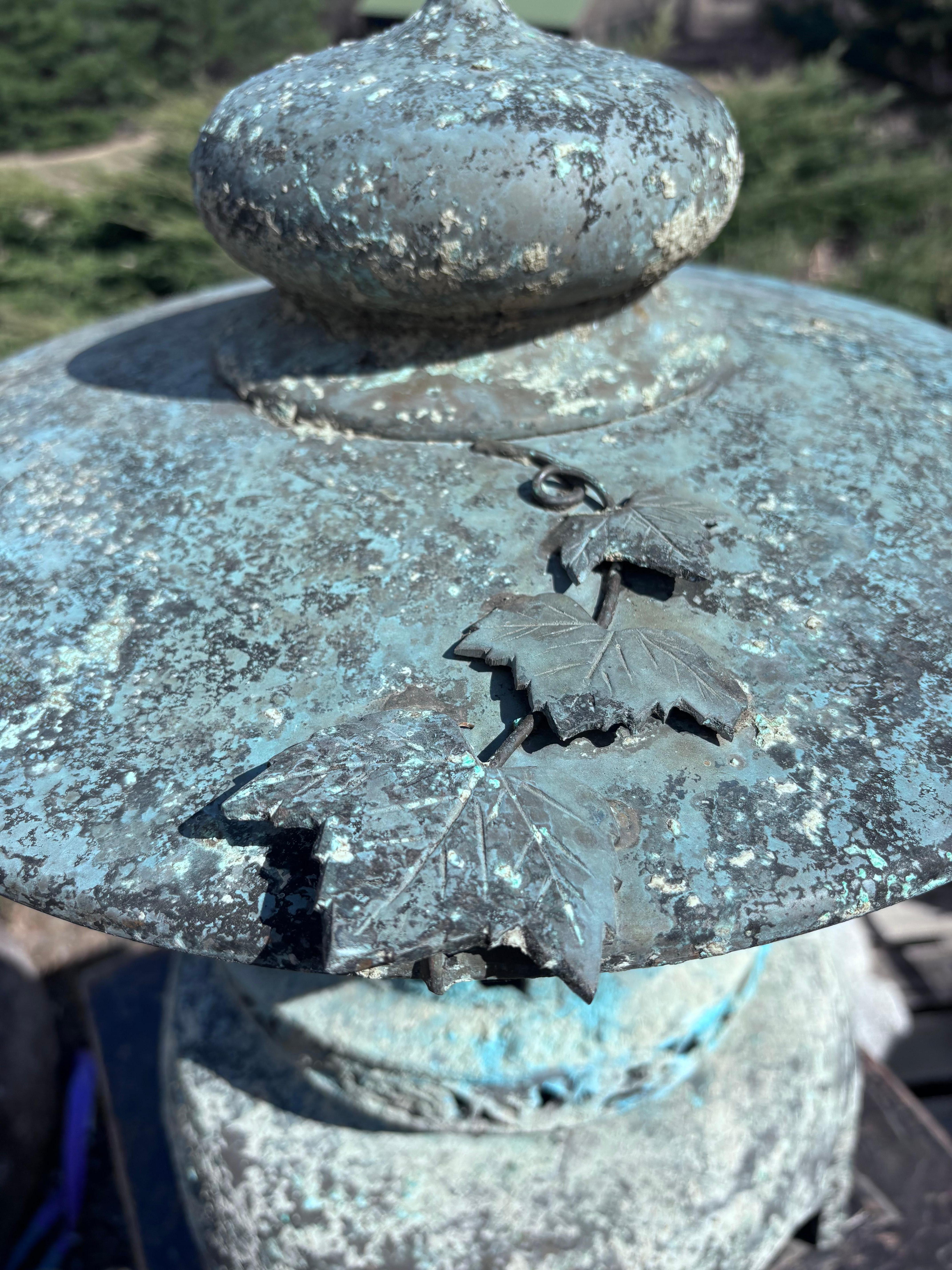 Gran Farol de Bronce Antiguo de Japón con Bellos Detalles Showa en venta