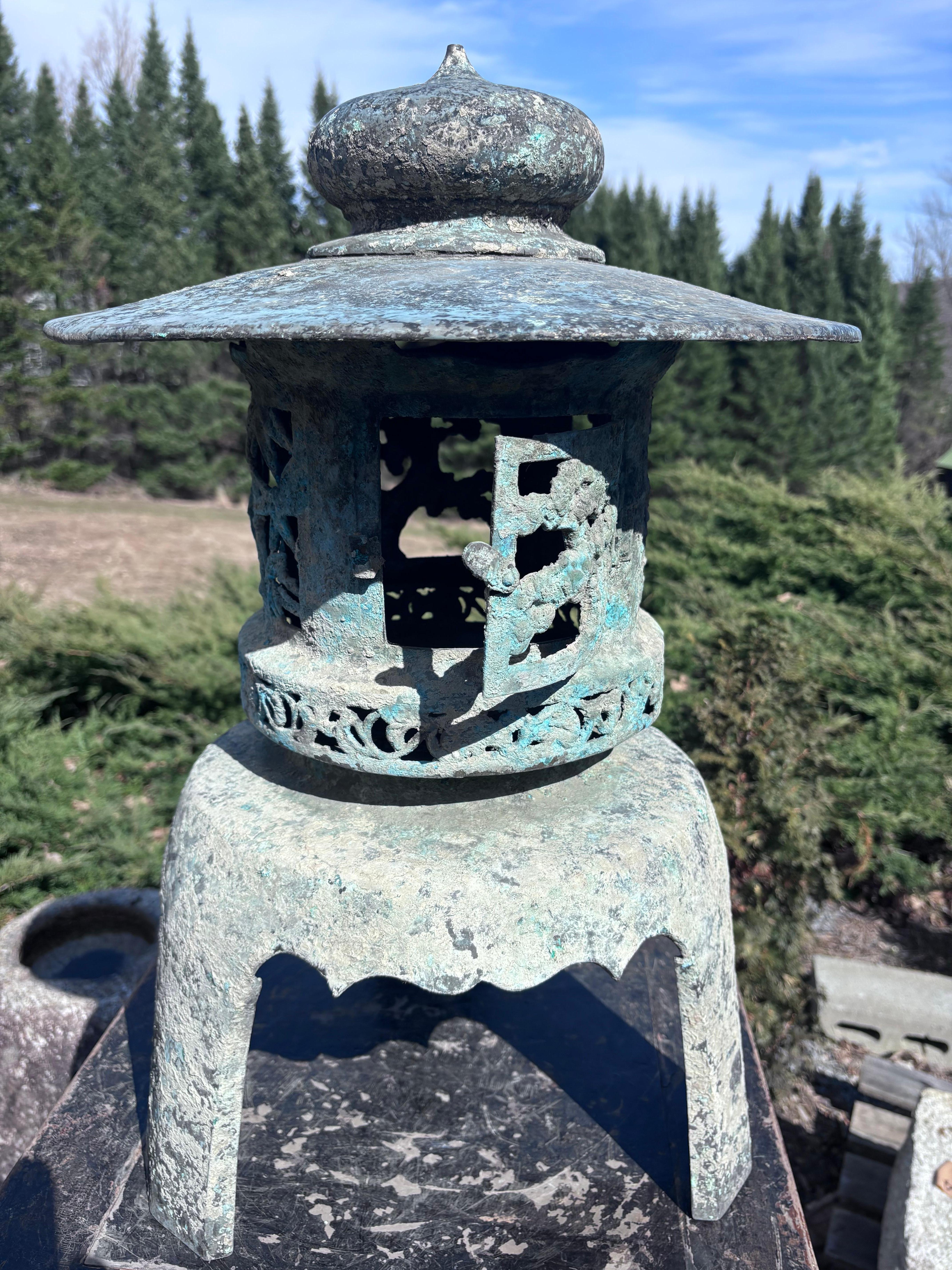 Gran Farol de Bronce Antiguo de Japón con Bellos Detalles Japonés en venta