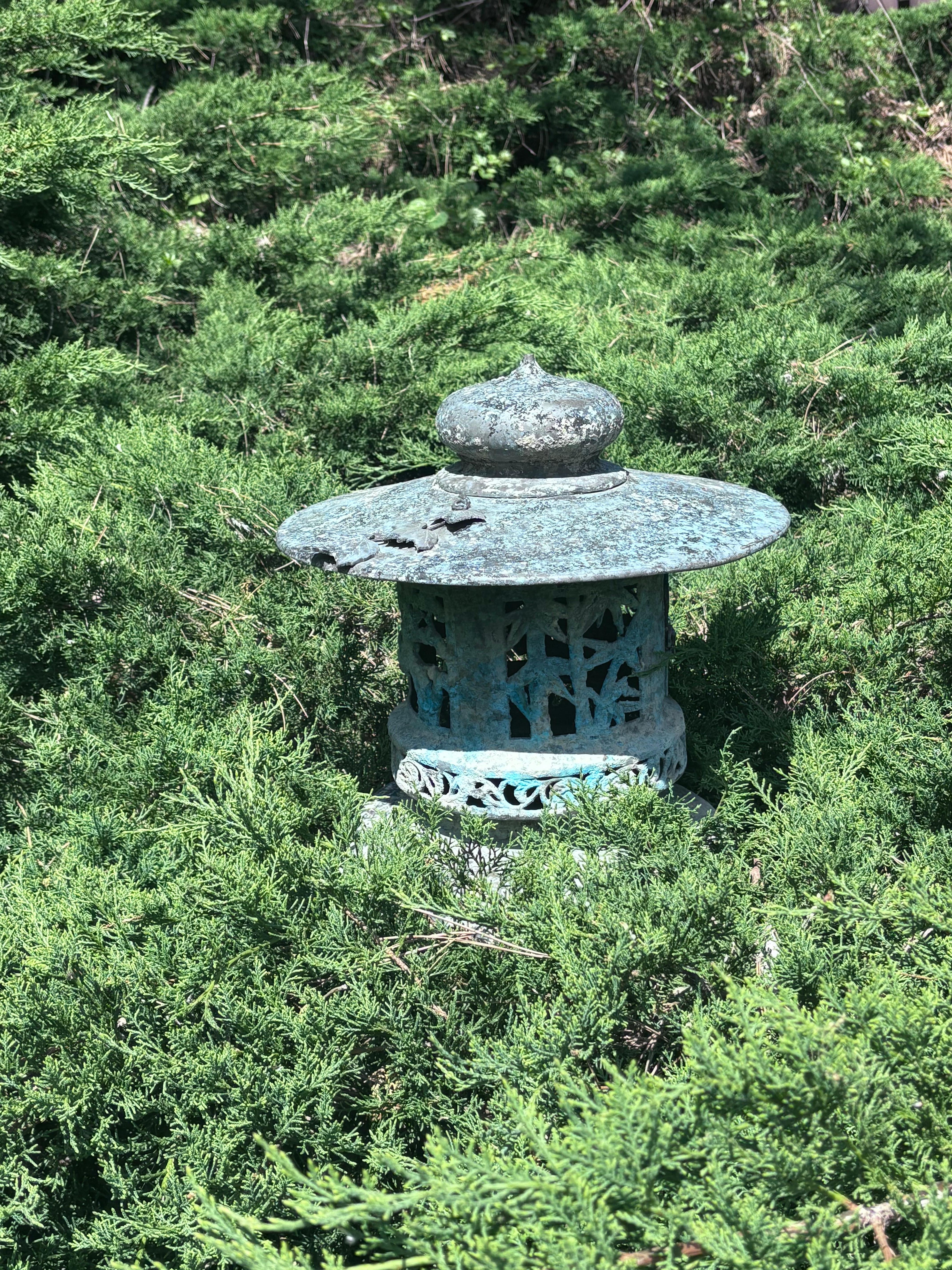 Gran Farol de Bronce Antiguo de Japón con Bellos Detalles Vaciado en venta