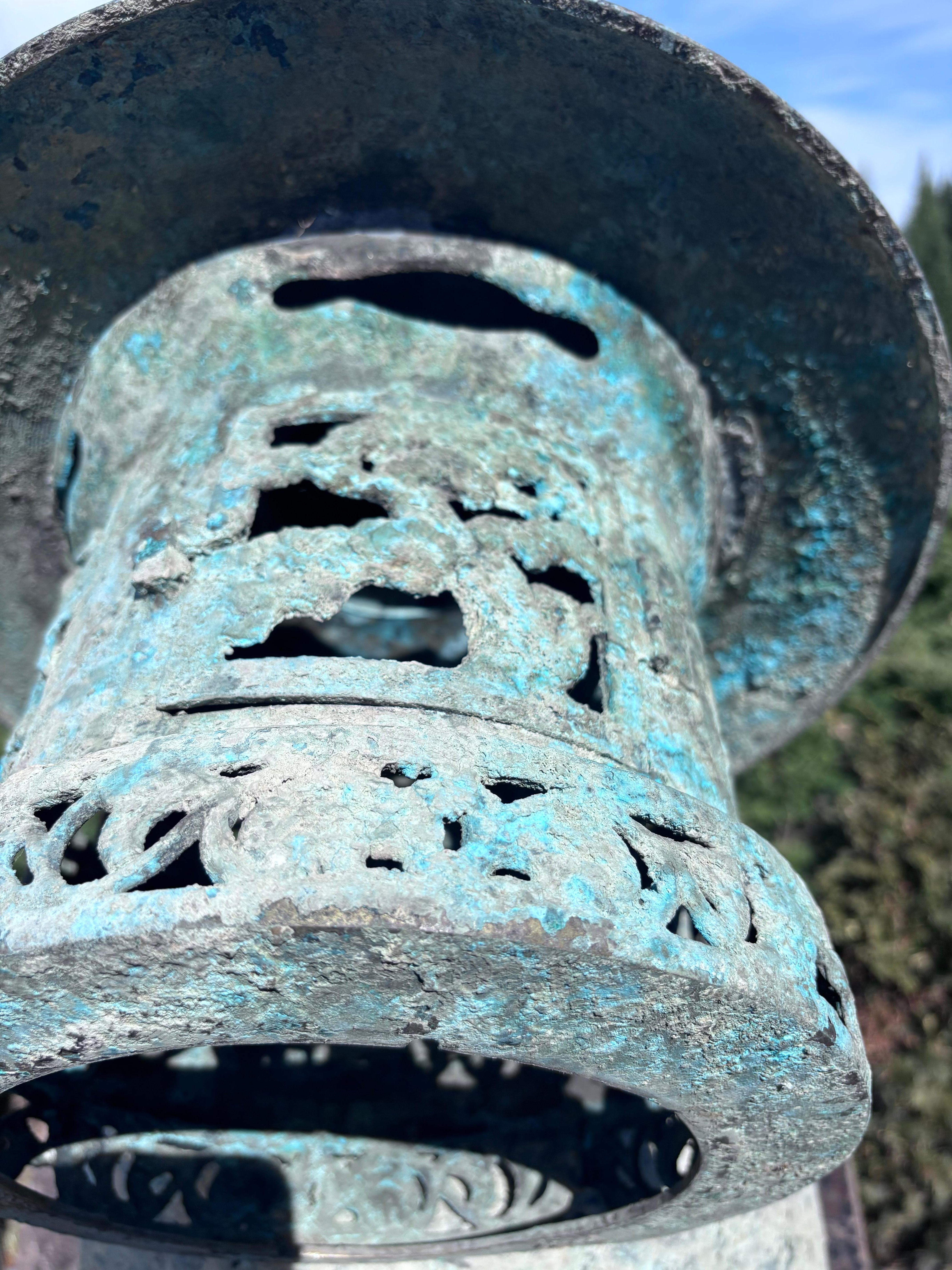 Gran Farol de Bronce Antiguo de Japón con Bellos Detalles siglo XX en venta