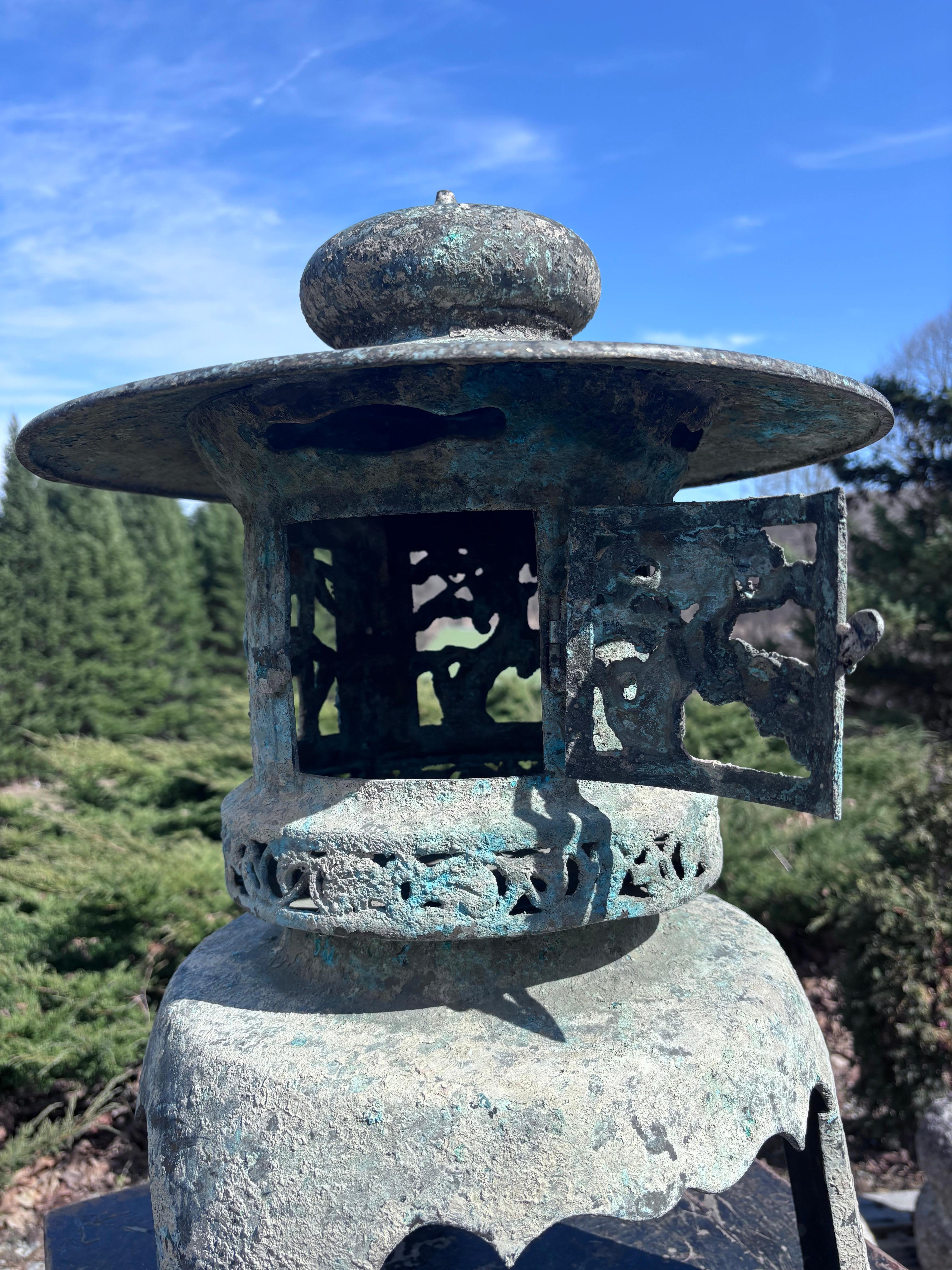 Gran Farol de Bronce Antiguo de Japón con Bellos Detalles en venta 2
