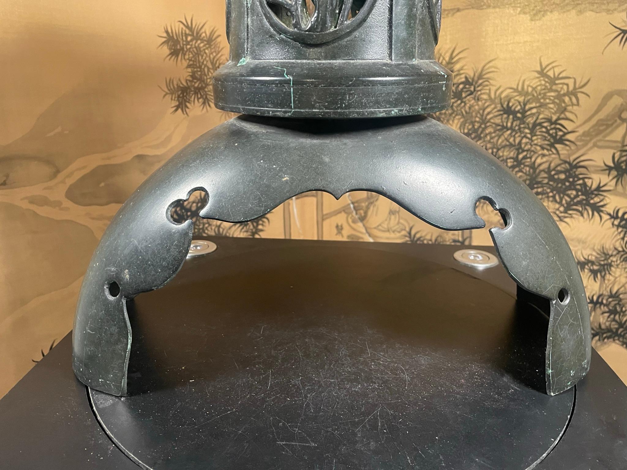 Grande lanterne japonaise ancienne de 18 pouces en bronze avec détails fins en vente 4