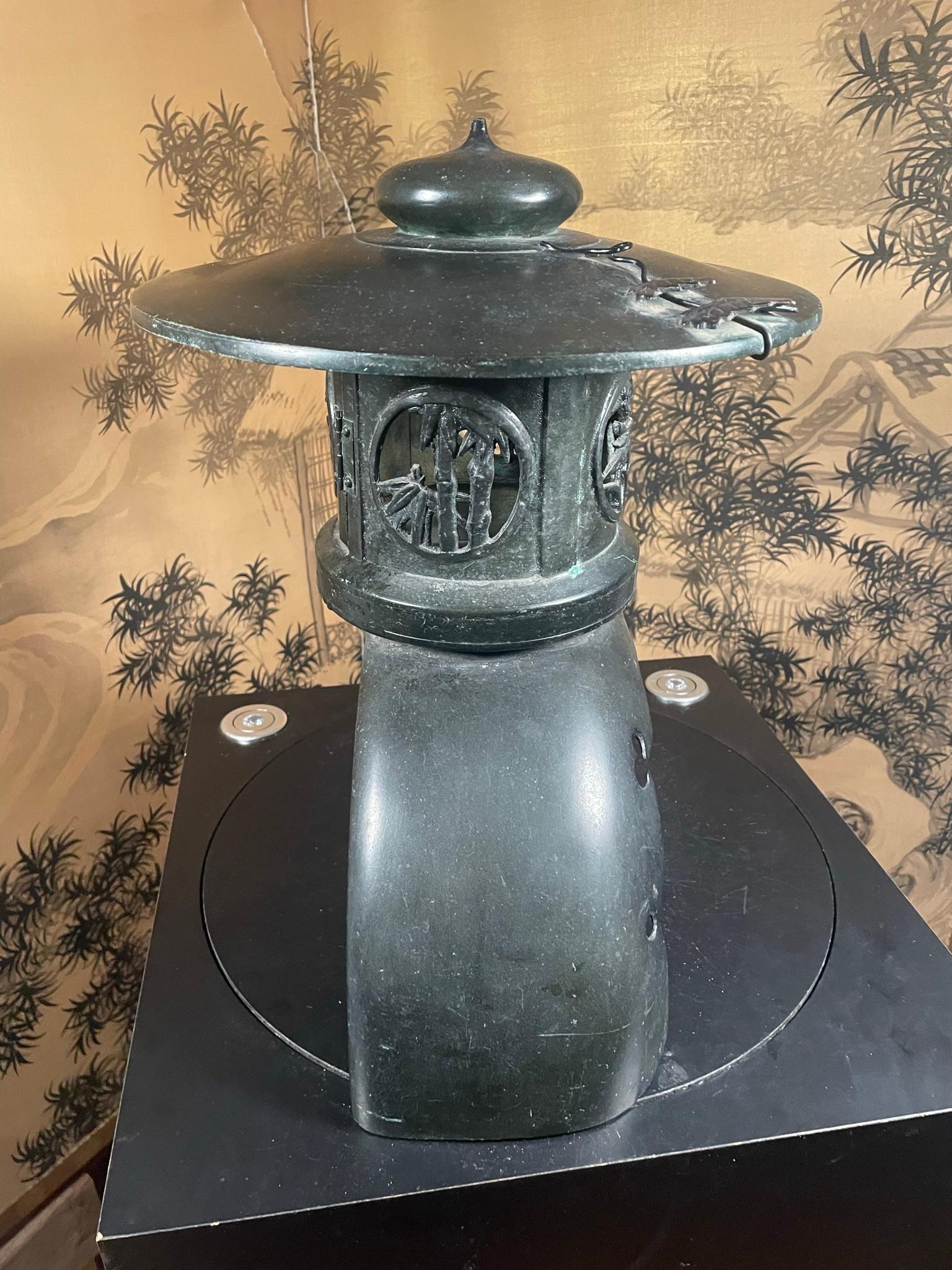 Grande lanterne japonaise ancienne de 18 pouces en bronze avec détails fins en vente 5