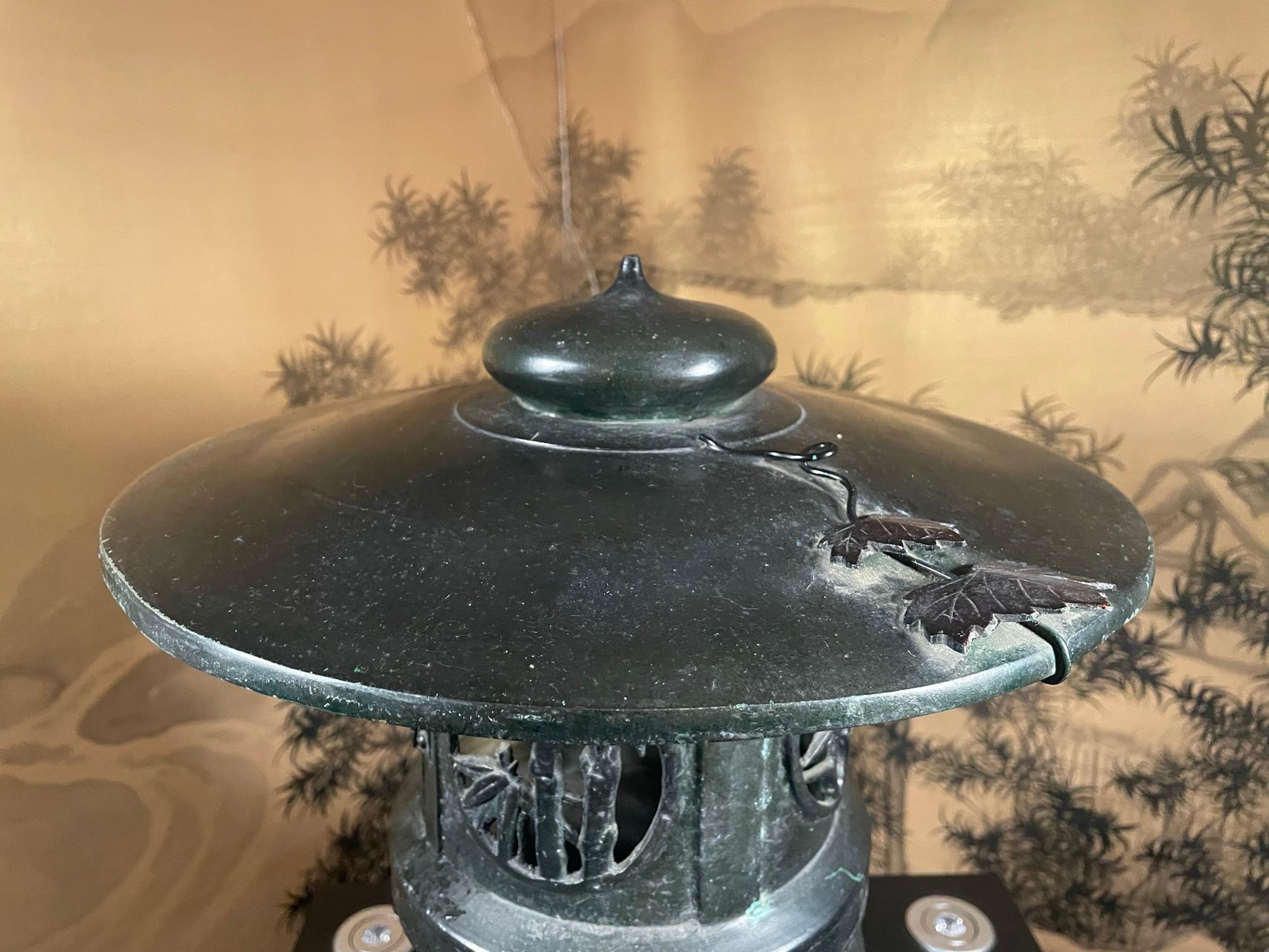 Grande lanterne japonaise ancienne de 18 pouces en bronze avec détails fins en vente 7