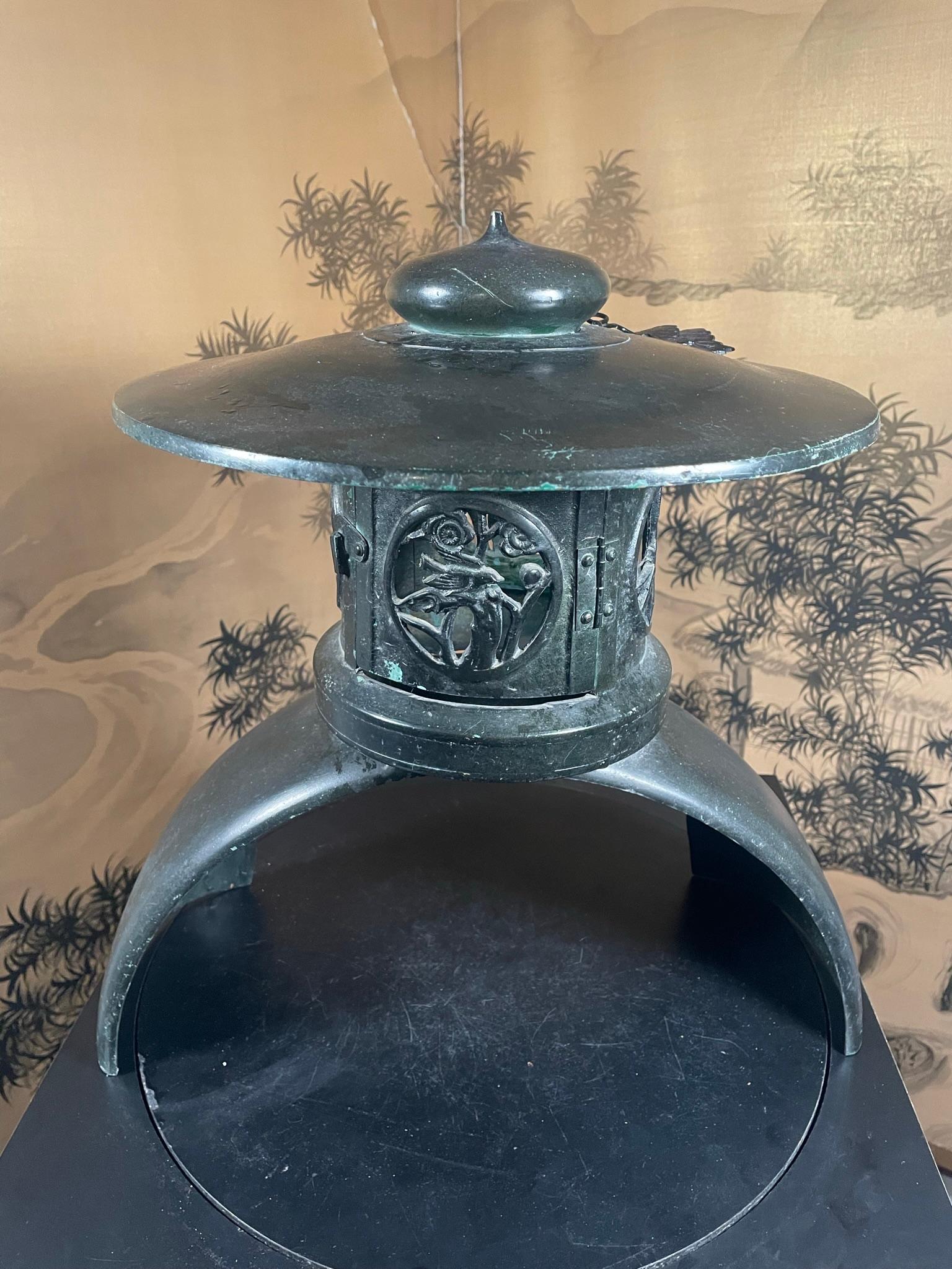 Grande lanterne japonaise ancienne de 18 pouces en bronze avec détails fins en vente 8