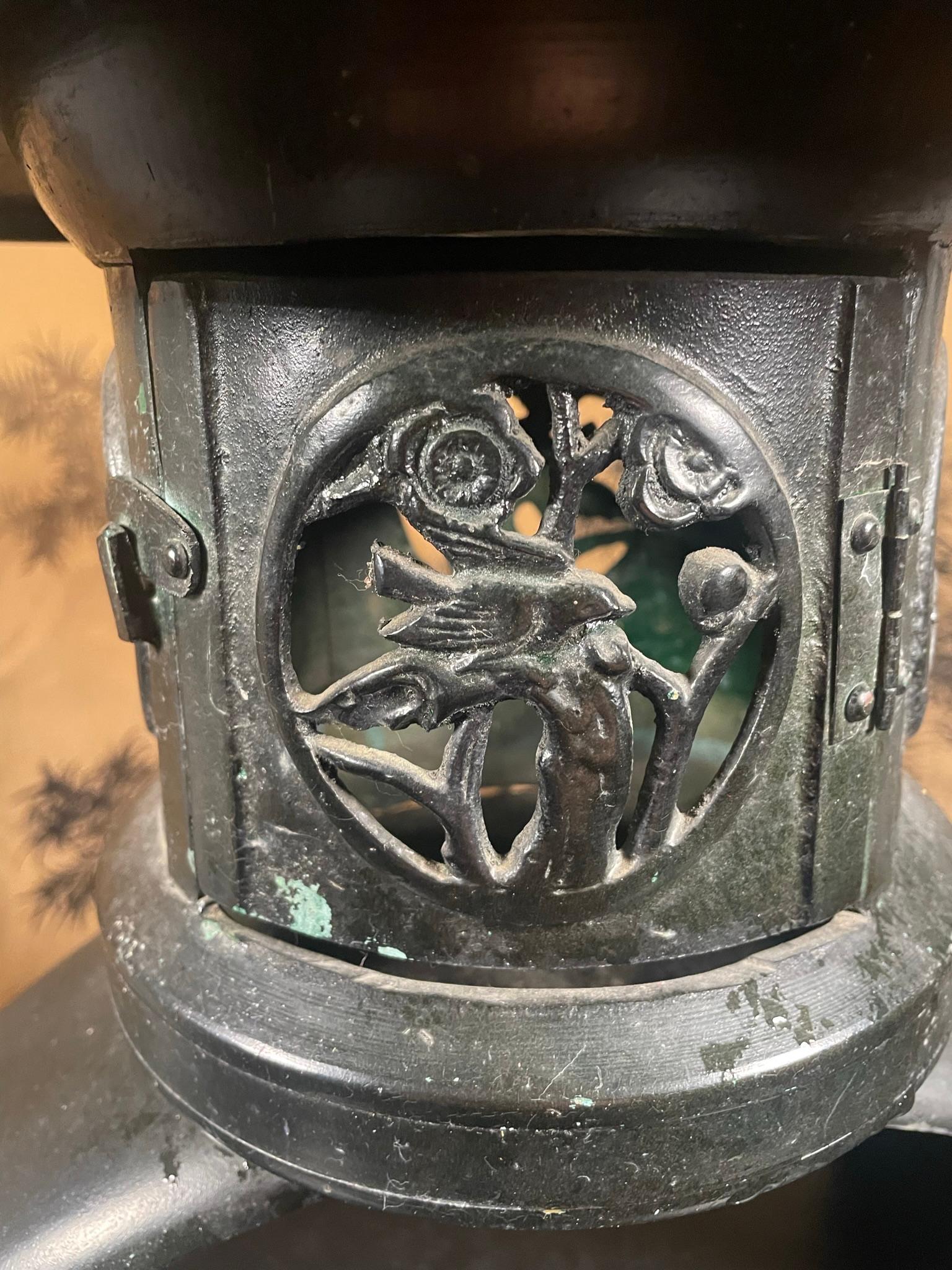 Grande lanterne japonaise ancienne de 18 pouces en bronze avec détails fins en vente 9