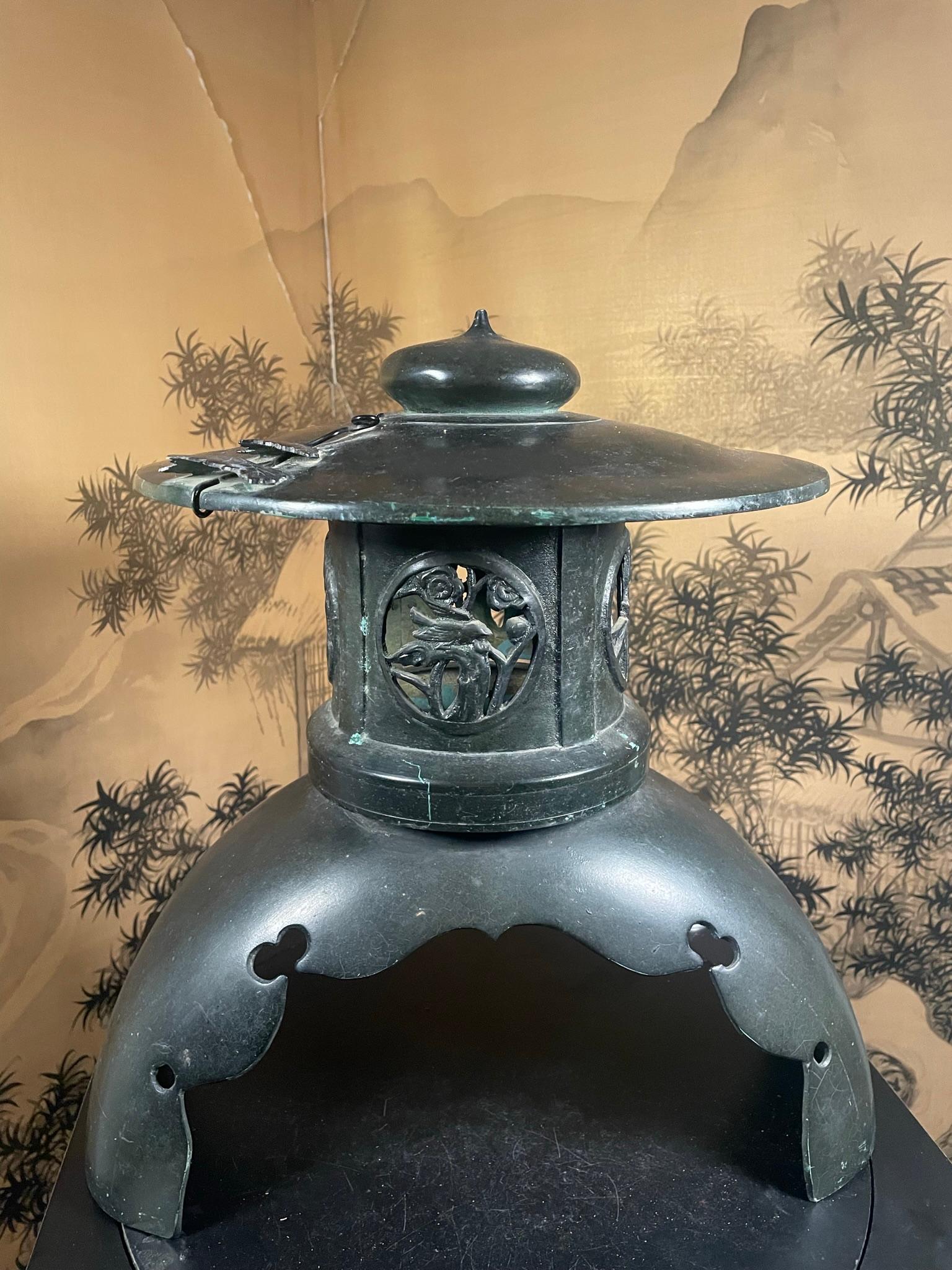 Showa Grande lanterne japonaise ancienne de 18 pouces en bronze avec détails fins en vente