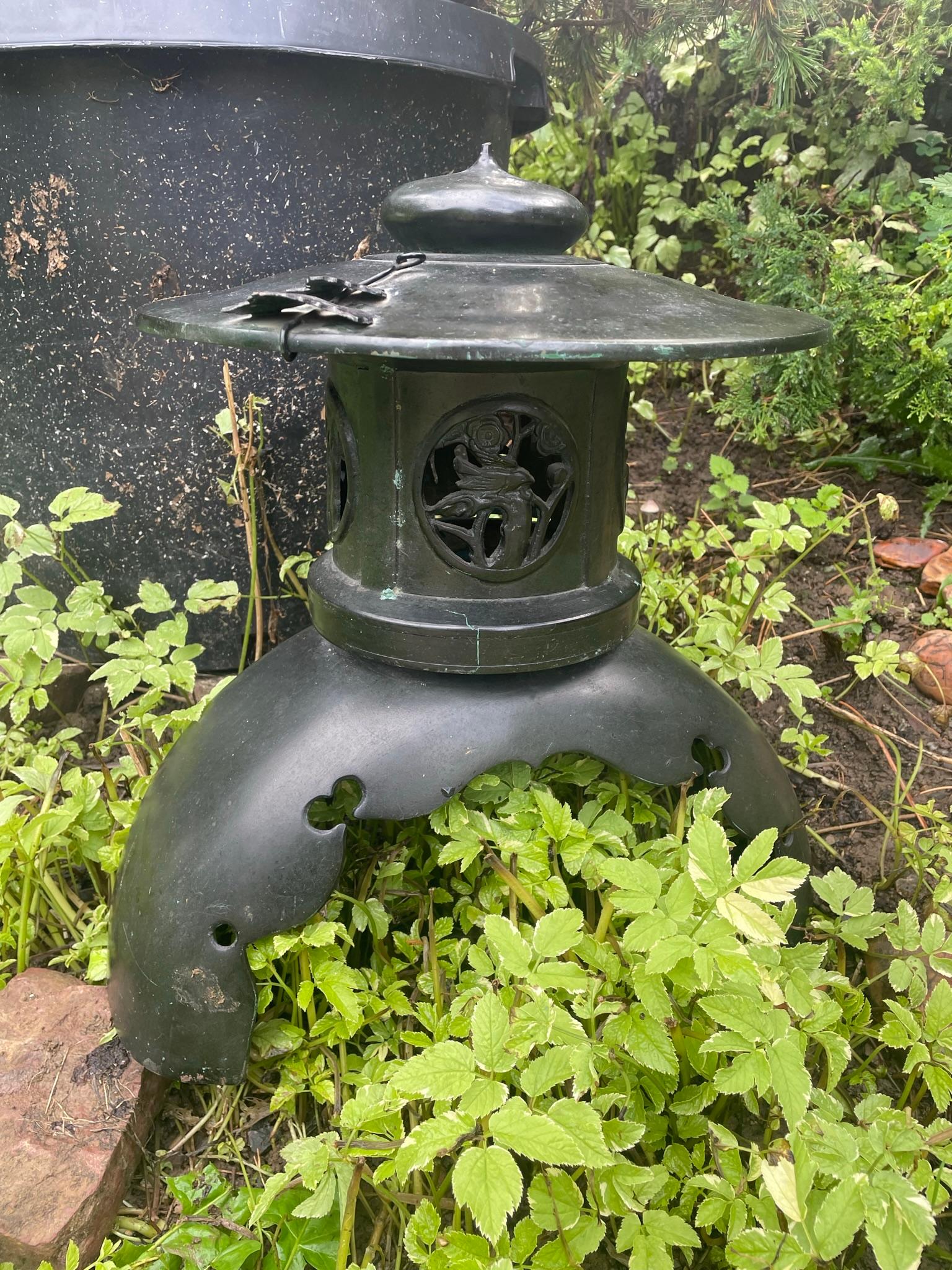 Japonais Grande lanterne japonaise ancienne de 18 pouces en bronze avec détails fins en vente