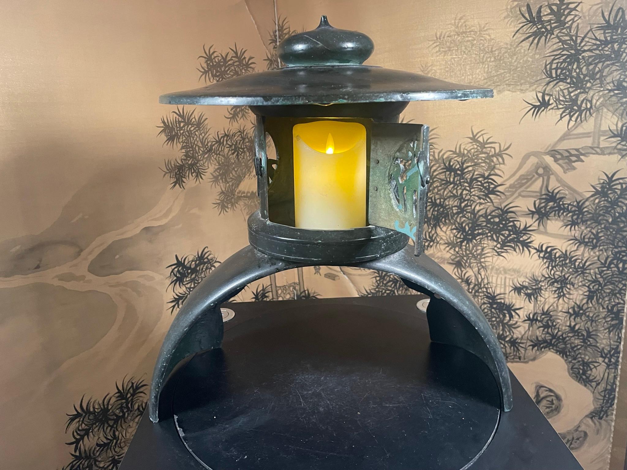 20ième siècle Grande lanterne japonaise ancienne de 18 pouces en bronze avec détails fins en vente