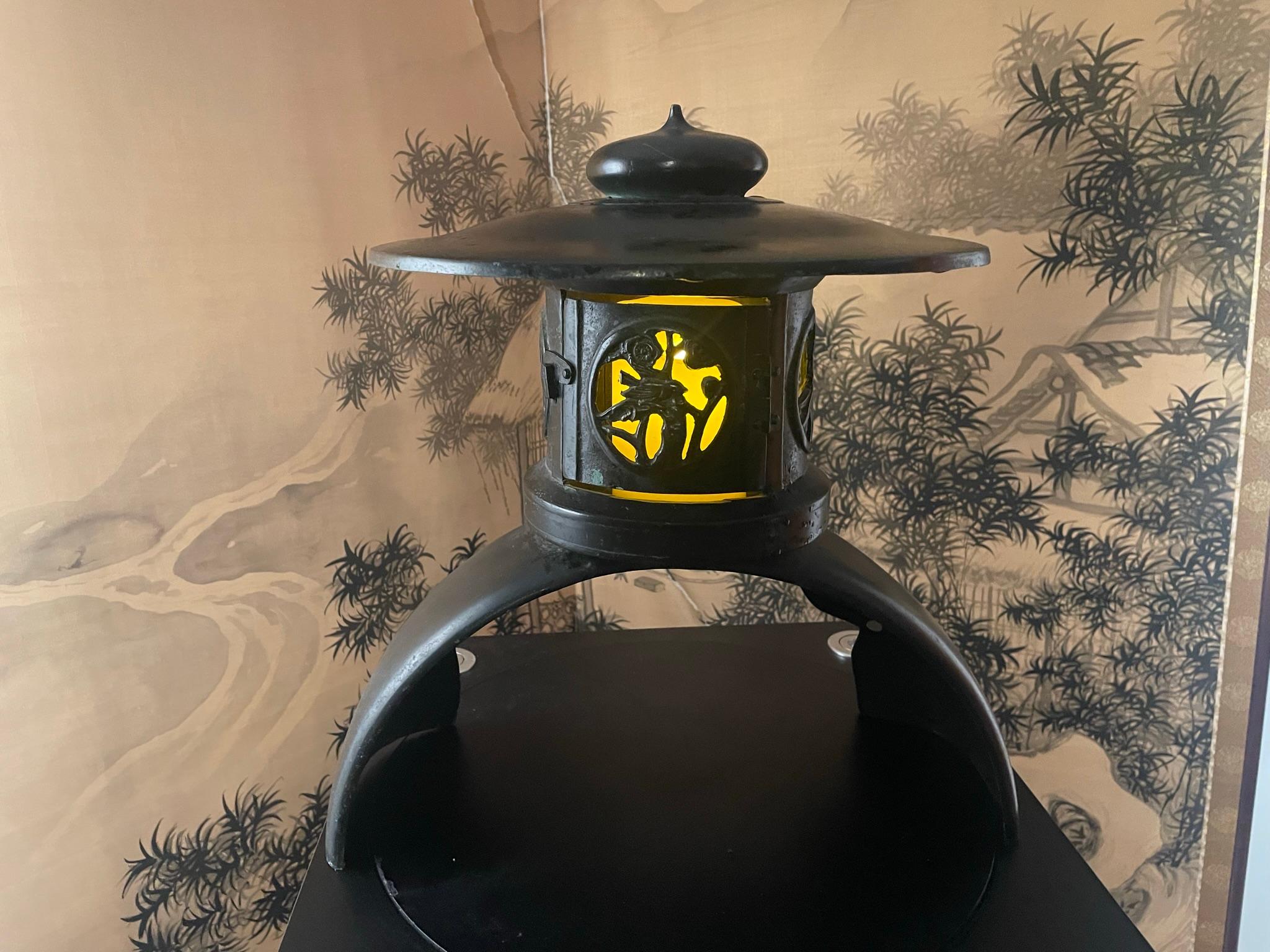 Bronze Grande lanterne japonaise ancienne de 18 pouces en bronze avec détails fins en vente