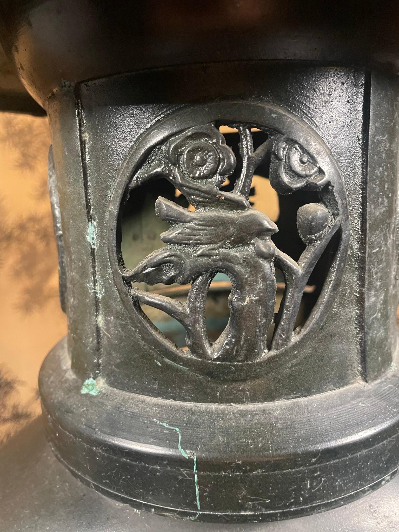 Grande lanterne japonaise ancienne de 18 pouces en bronze avec détails fins en vente 1