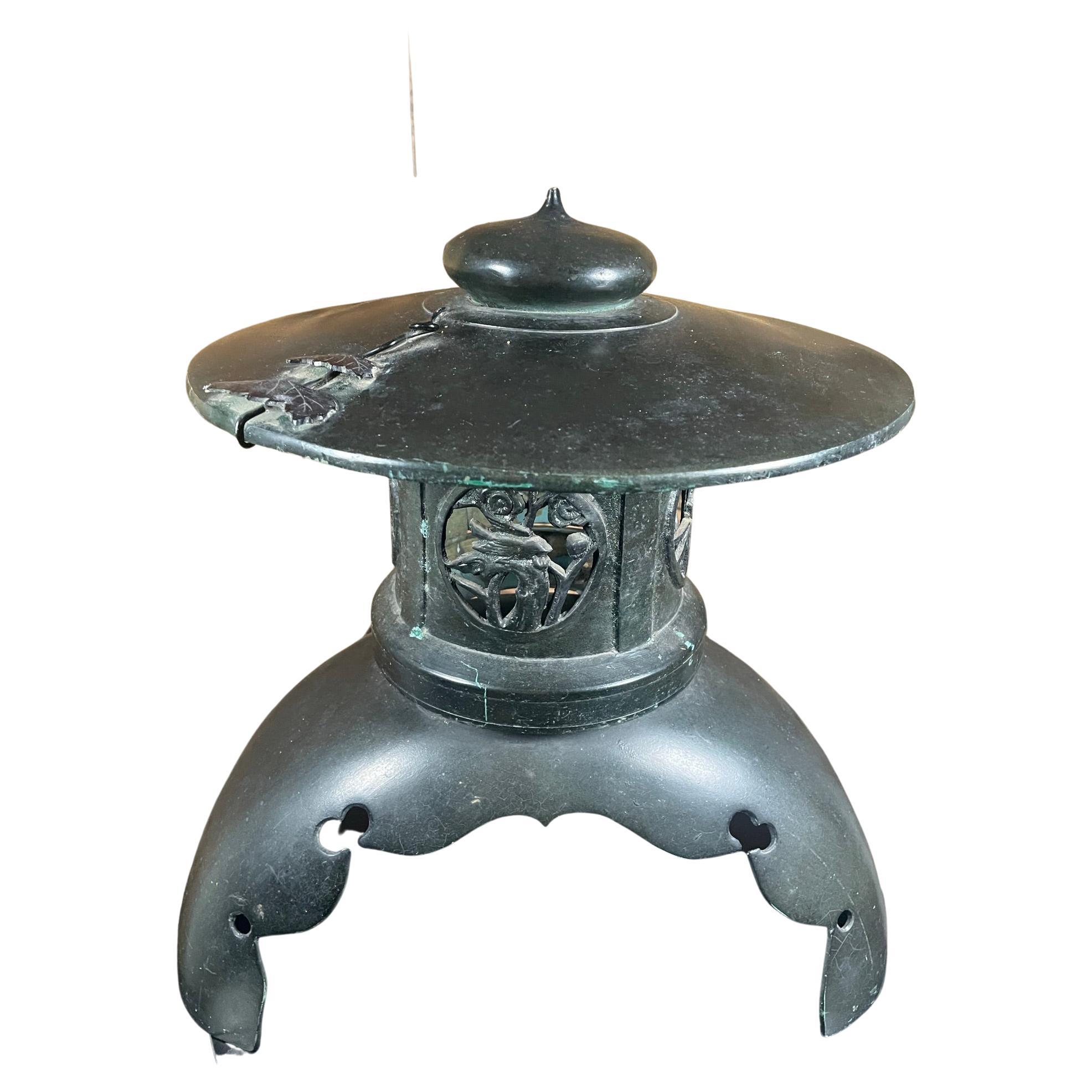 Grande lanterne japonaise ancienne de 18 pouces en bronze avec détails fins